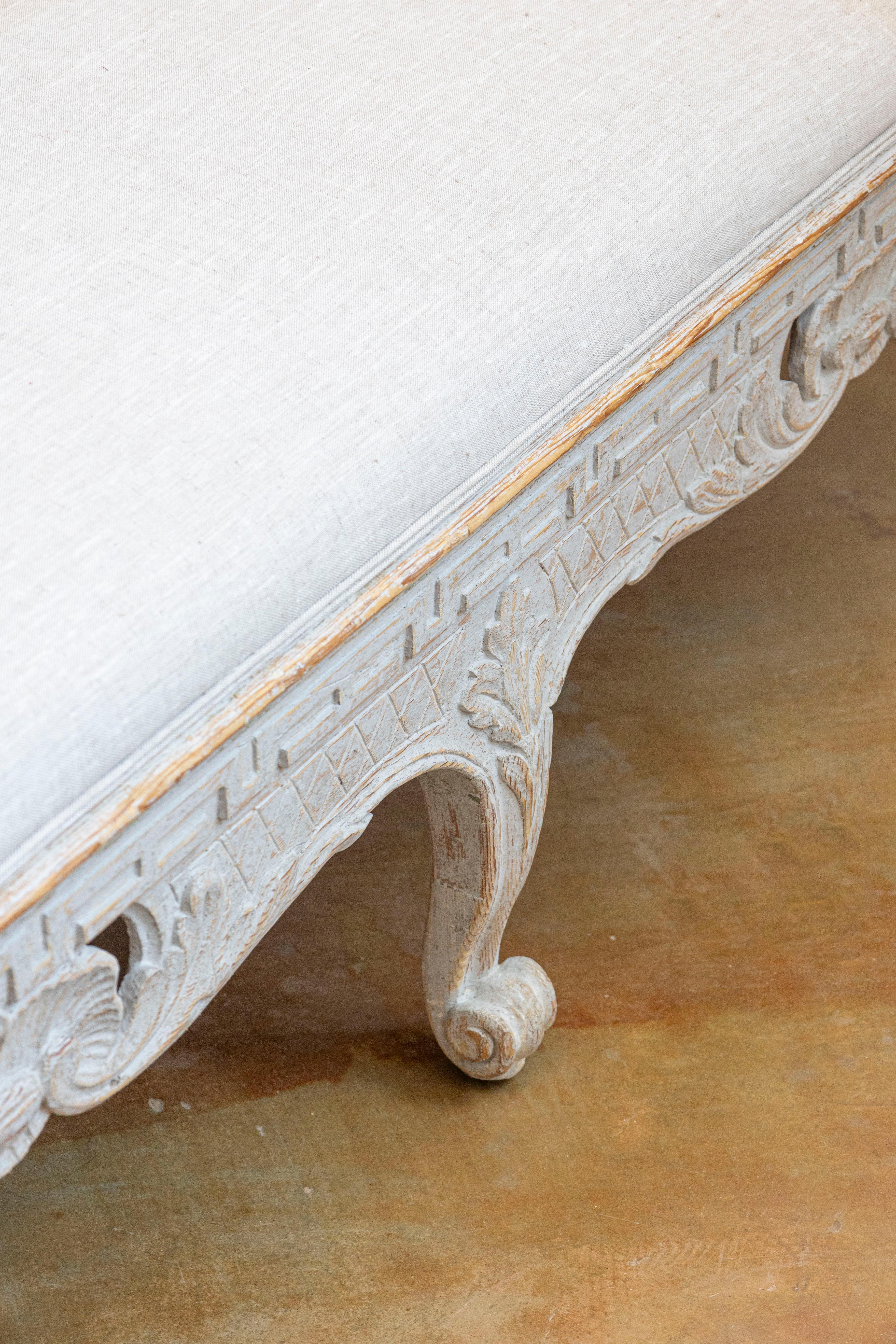 Swedish 1780s Rococo Painted Trågsoffa with Carved Apron and Upholstery For Sale 1