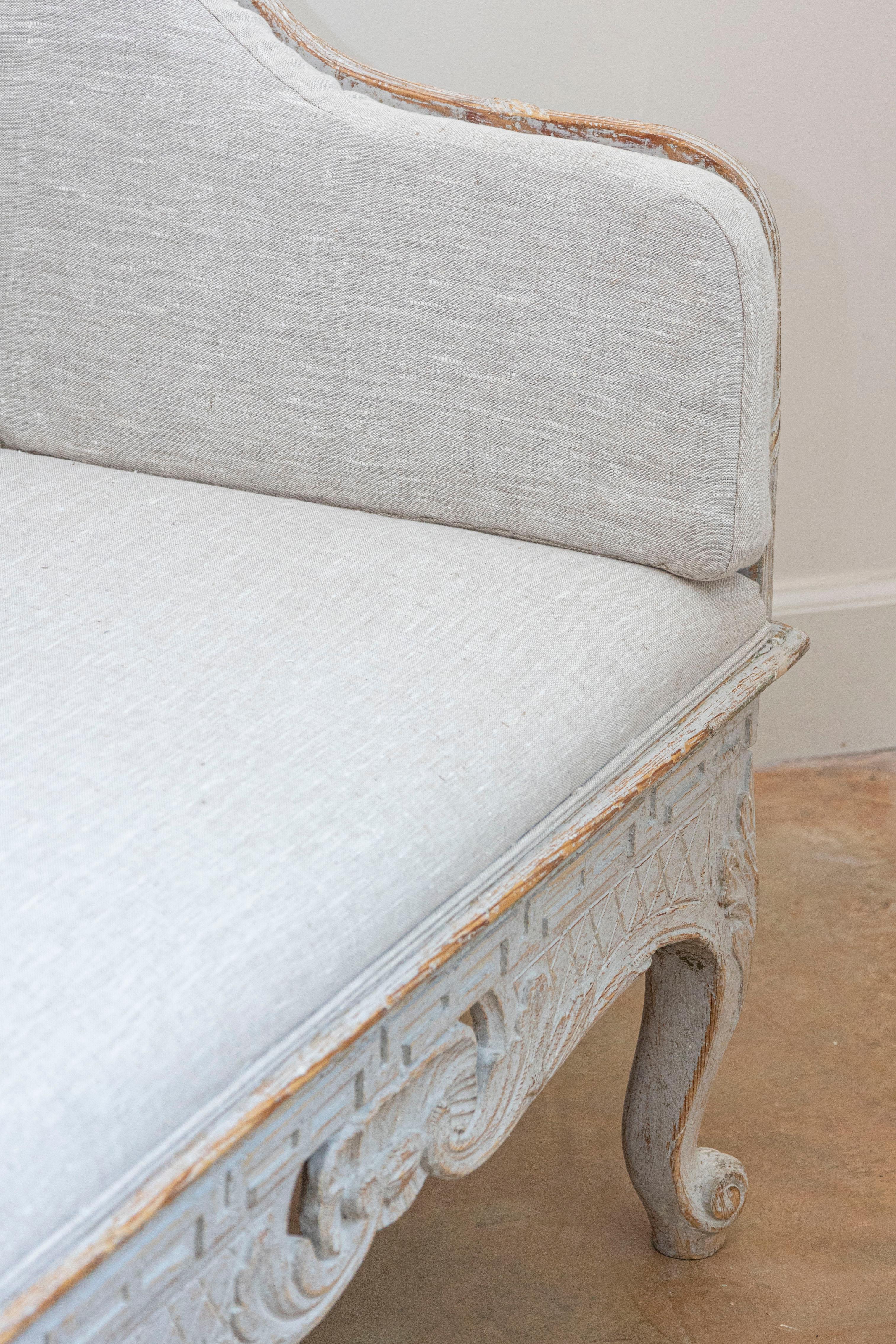 Swedish 1780s Rococo Painted Trågsoffa with Carved Apron and Upholstery For Sale 2