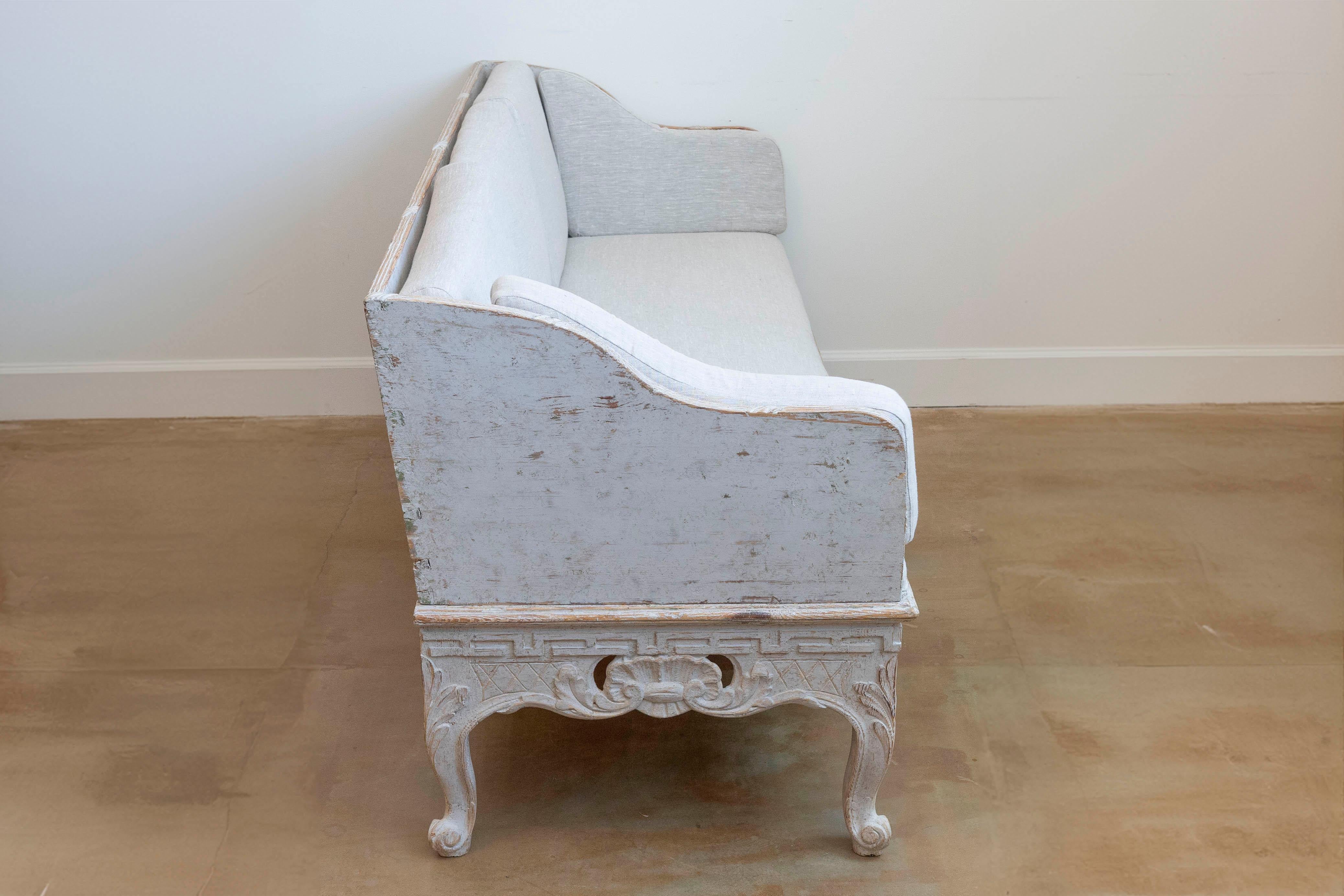 Swedish 1780s Rococo Painted Trågsoffa with Carved Apron and Upholstery For Sale 3