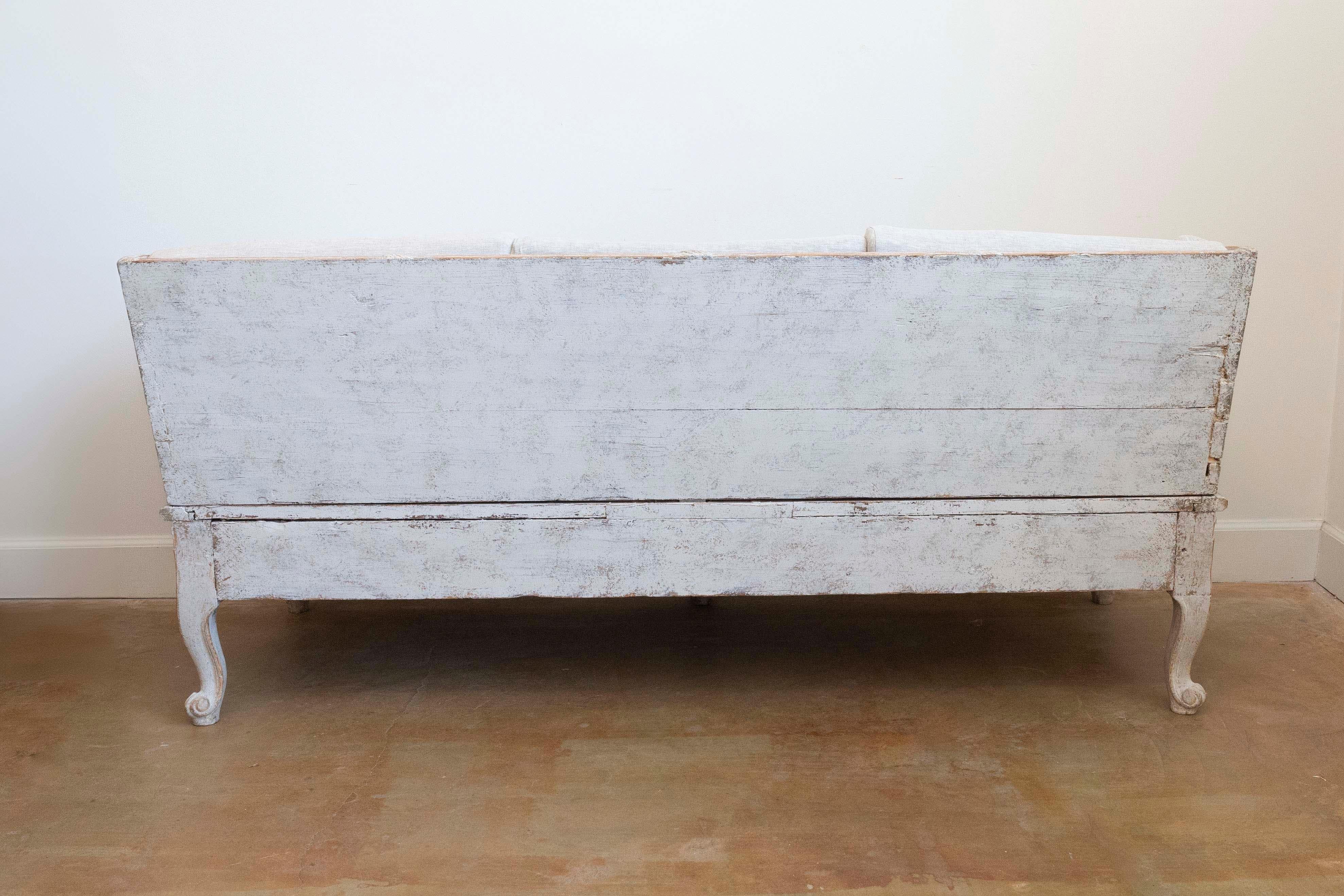 Swedish 1780s Rococo Painted Trågsoffa with Carved Apron and Upholstery For Sale 4