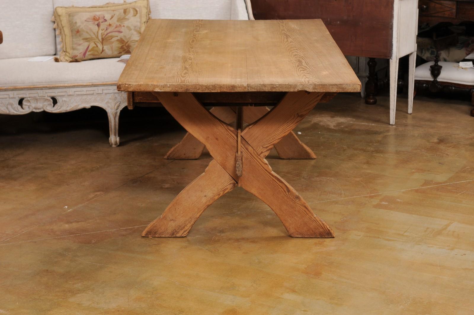 Table suédoise des années 1790 en pin européen avec tiroir et pieds en forme de X en vente 3