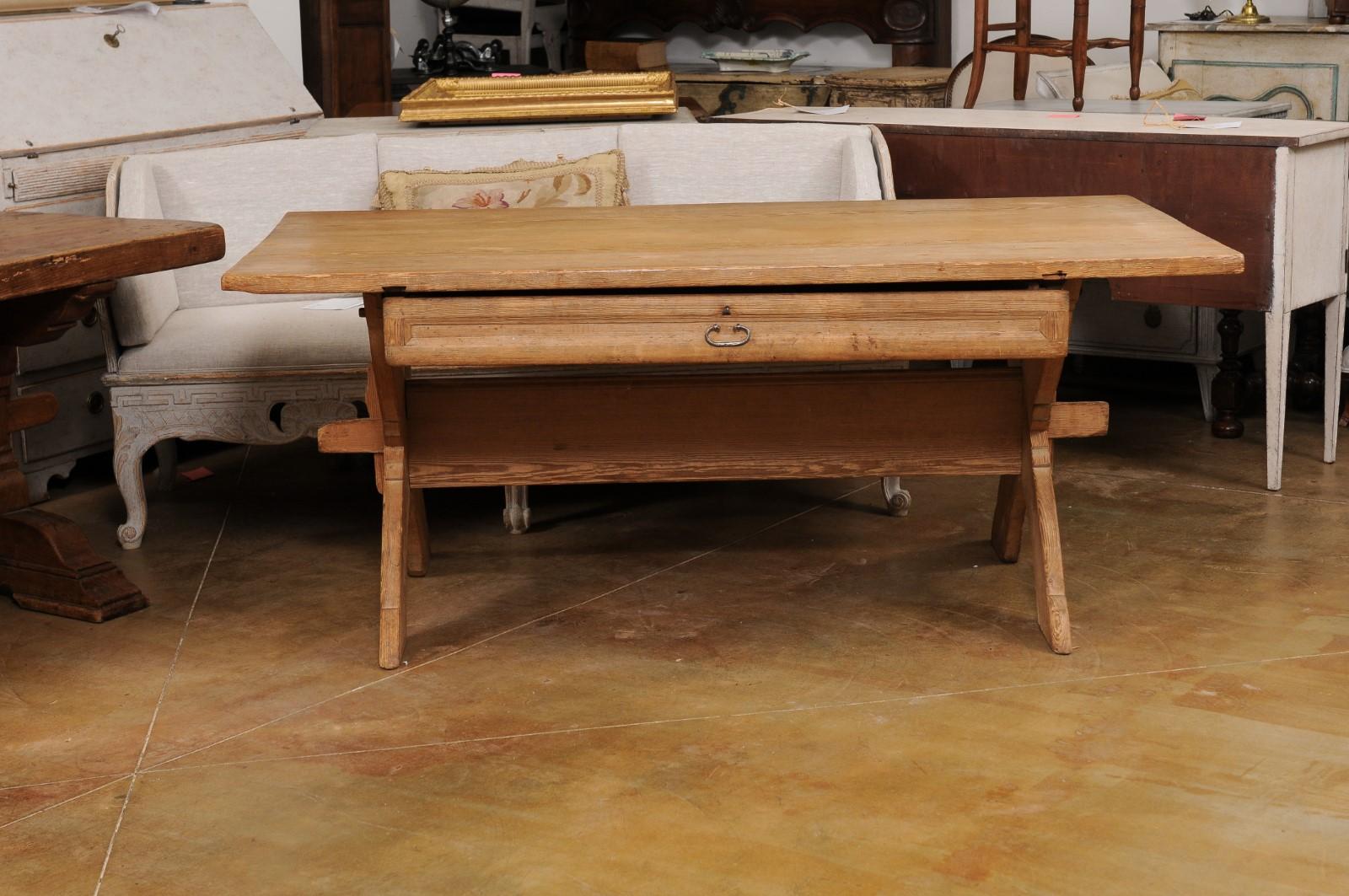 Table suédoise des années 1790 en pin européen avec tiroir et pieds en forme de X en vente 5