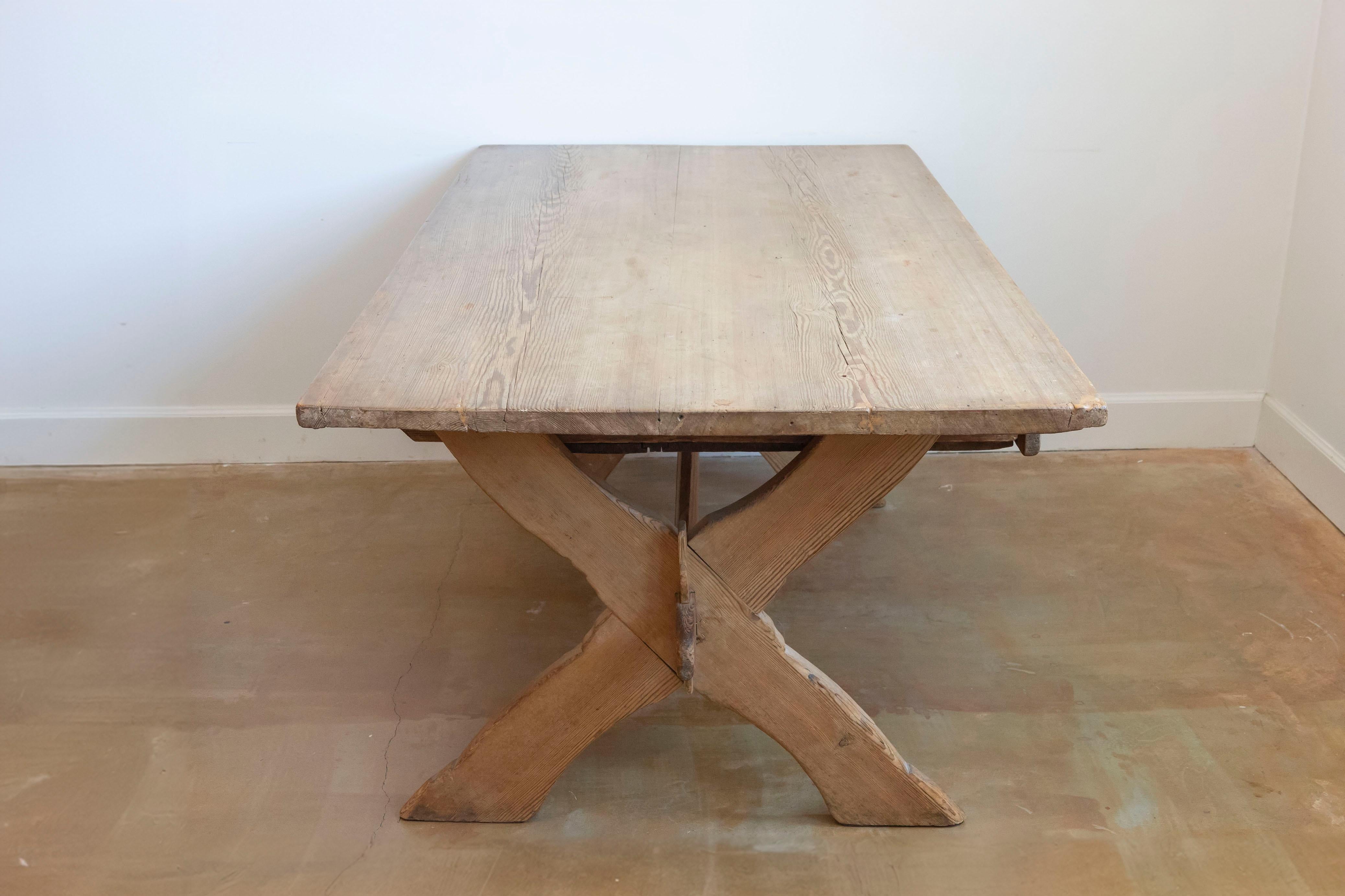 Carved Swedish 1790s European Pine Sawbuck Table with Drawer and Double X-Form Legs For Sale