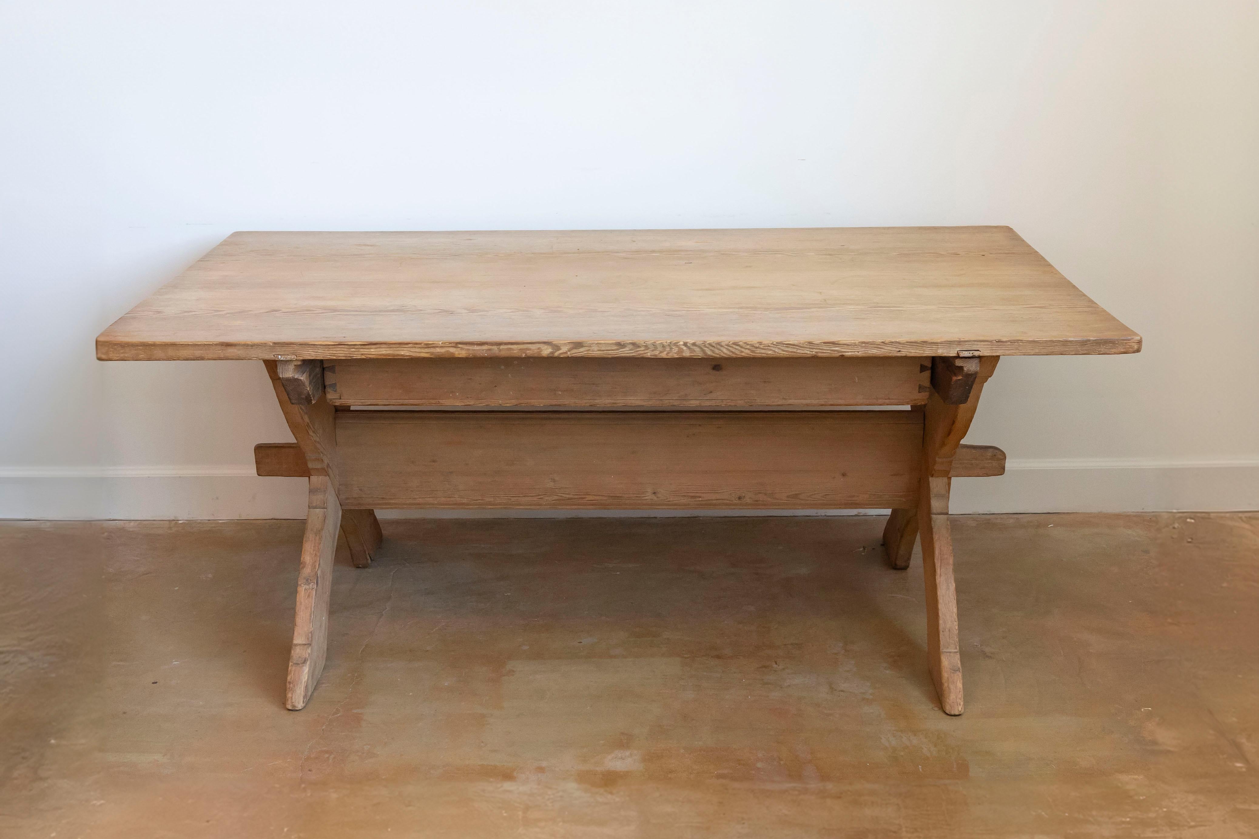 Swedish 1790s European Pine Sawbuck Table with Drawer and Double X-Form Legs In Good Condition For Sale In Atlanta, GA