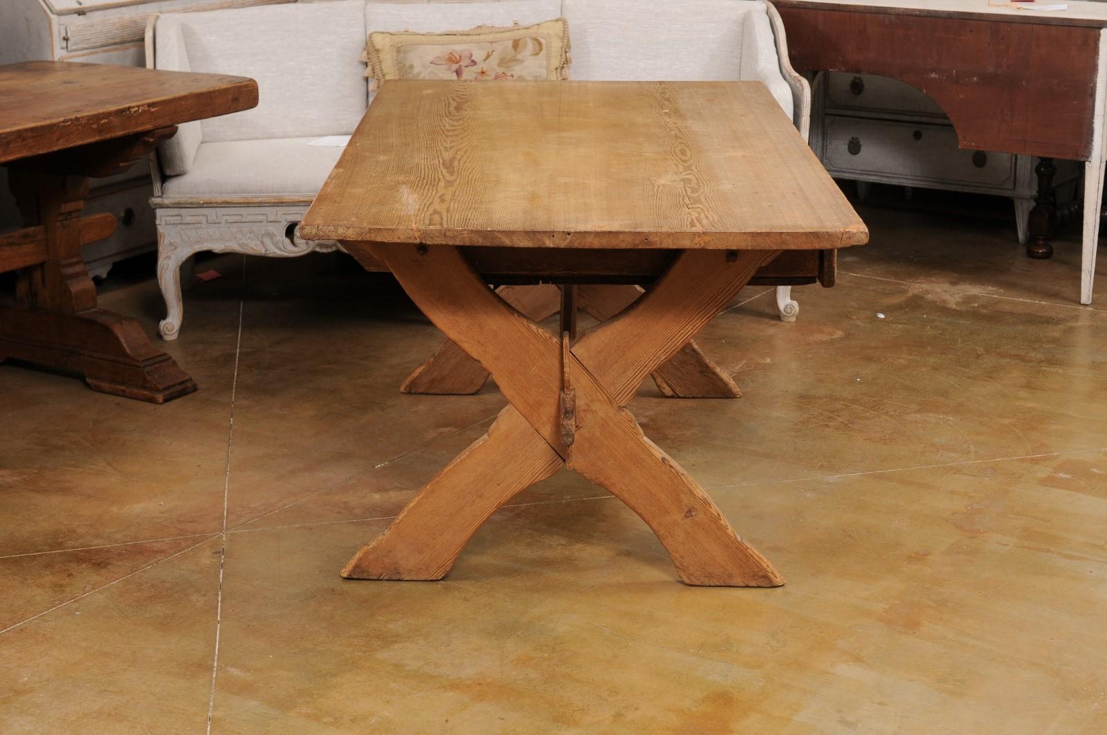 XVIIIe siècle Table suédoise des années 1790 en pin européen avec tiroir et pieds en forme de X en vente