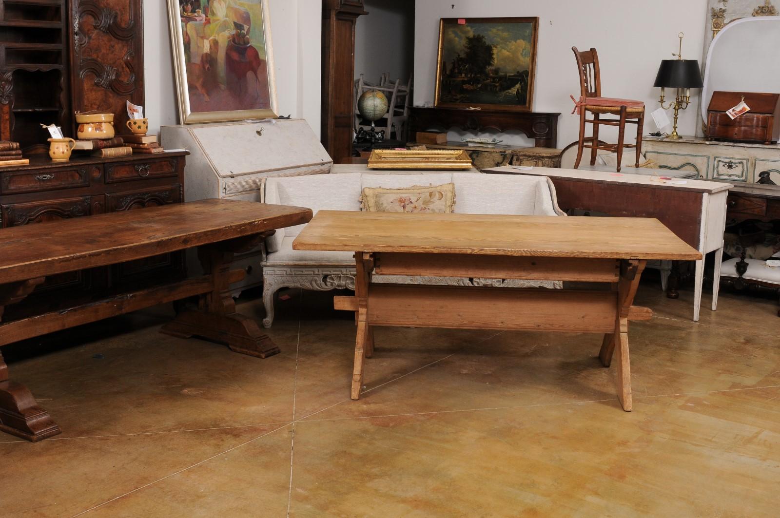 Table suédoise des années 1790 en pin européen avec tiroir et pieds en forme de X en vente 1