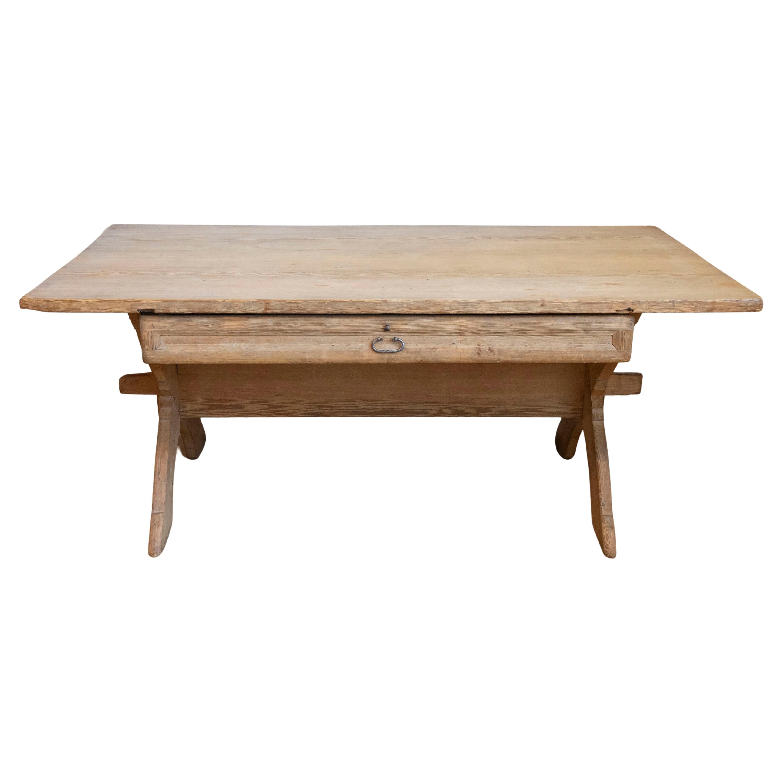 Table suédoise des années 1790 en pin européen avec tiroir et pieds en forme de X