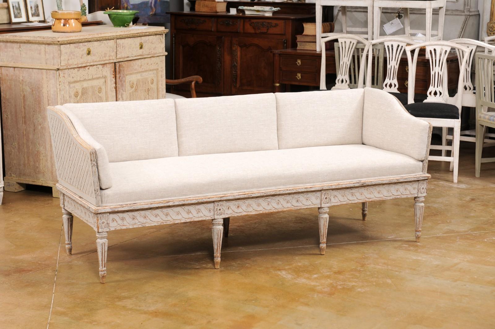 Swedish 1790s Gustavian Period Painted Trågsoffa with Carved Guilloche Frieze In Good Condition In Atlanta, GA
