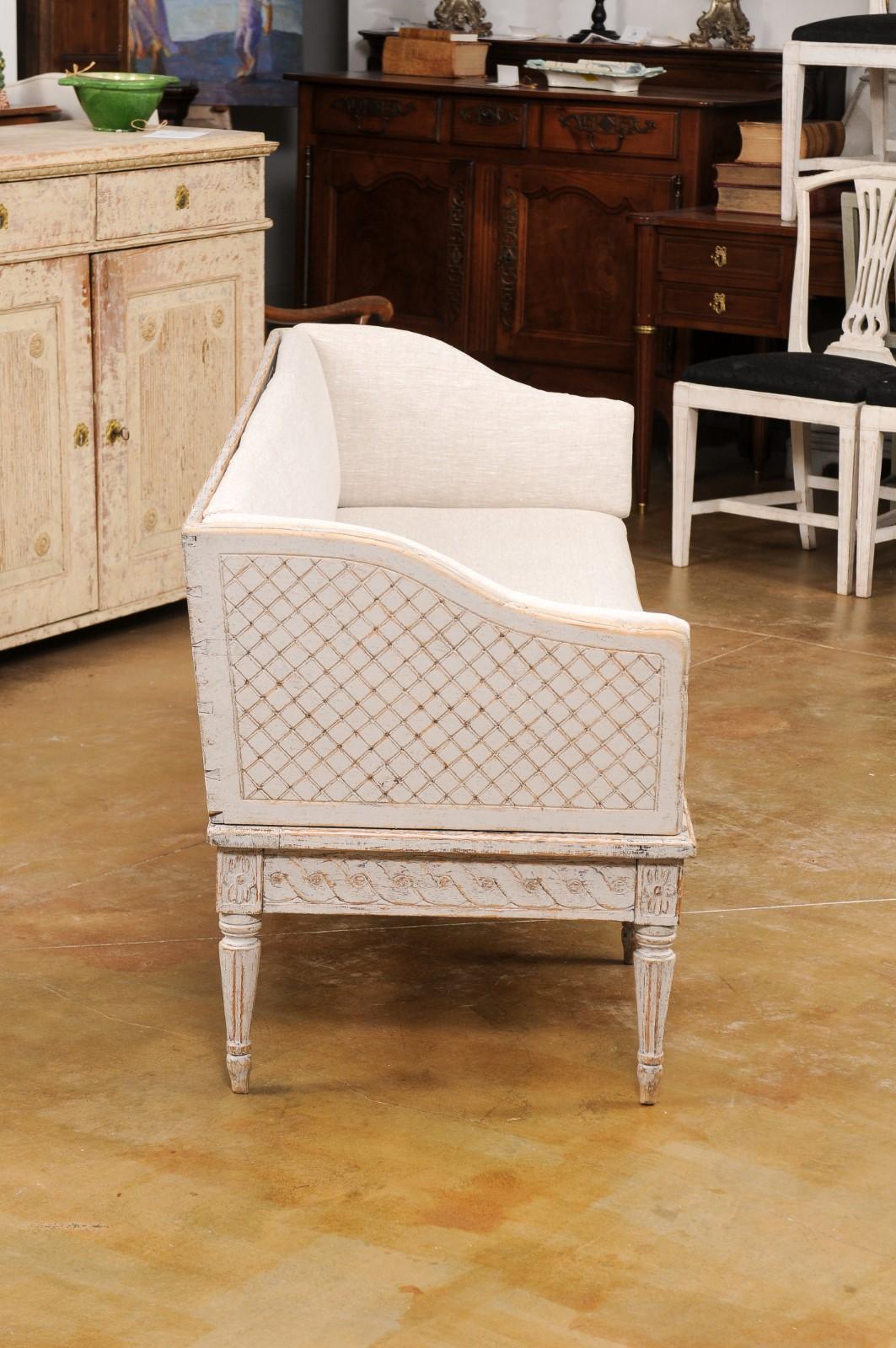 Swedish 1790s Gustavian Period Painted Trågsoffa with Carved Guilloche Frieze 1