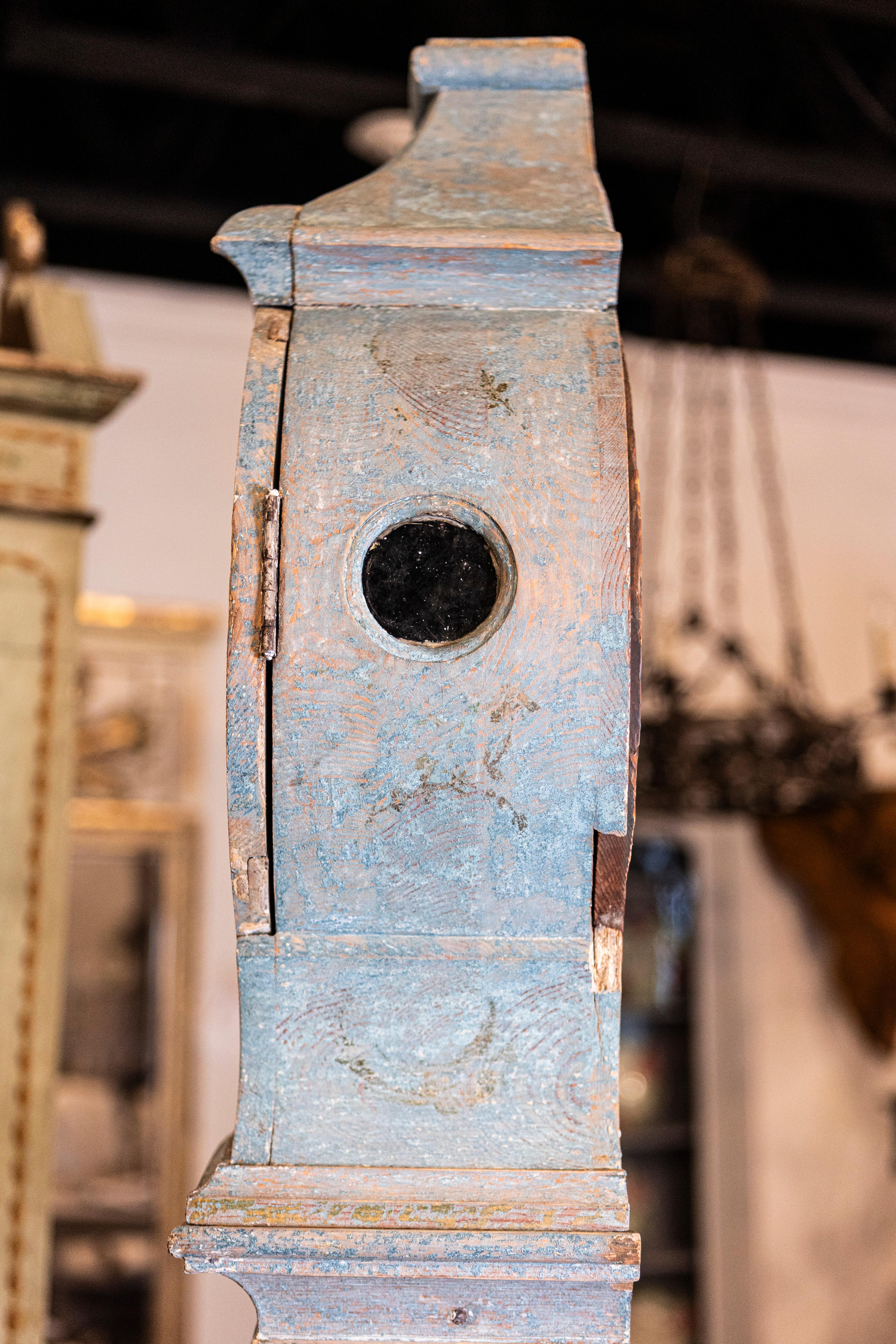 Horloge Mora suédoise des années 1790 avec peinture bleu-gris et crête sculptée en vente 7