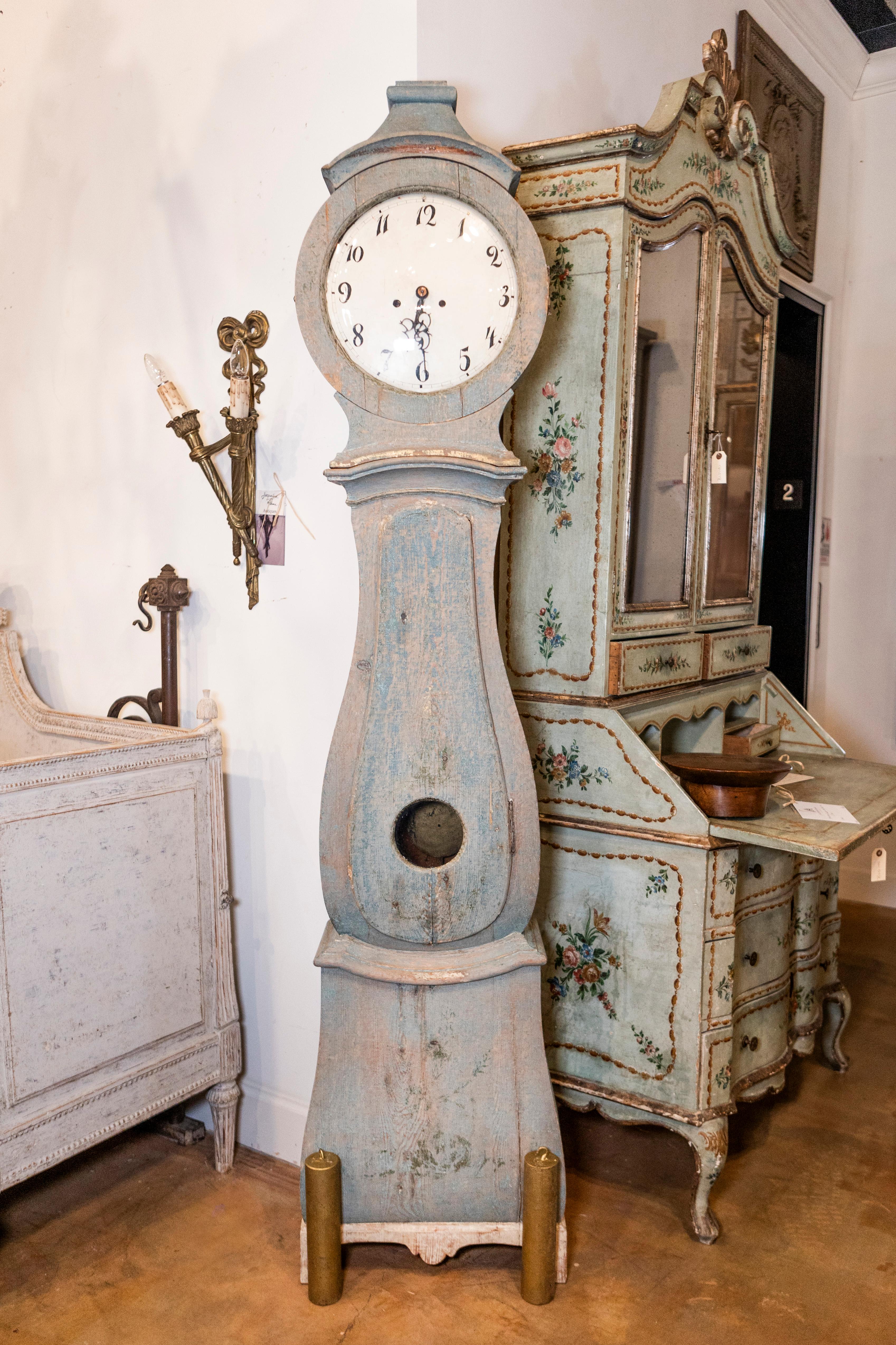  Horloge suédoise Mora en bois peint, datant des années 1790, avec un cimier sculpté, une finition peinte en bleu gris et une seule porte. Cette exquise horloge suédoise Mora, datant des années 1790, témoigne d'un savoir-faire et d'un style