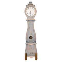 Reloj sueco de mora de caja larga de 1790 con pintura azul grisácea y cresta tallada