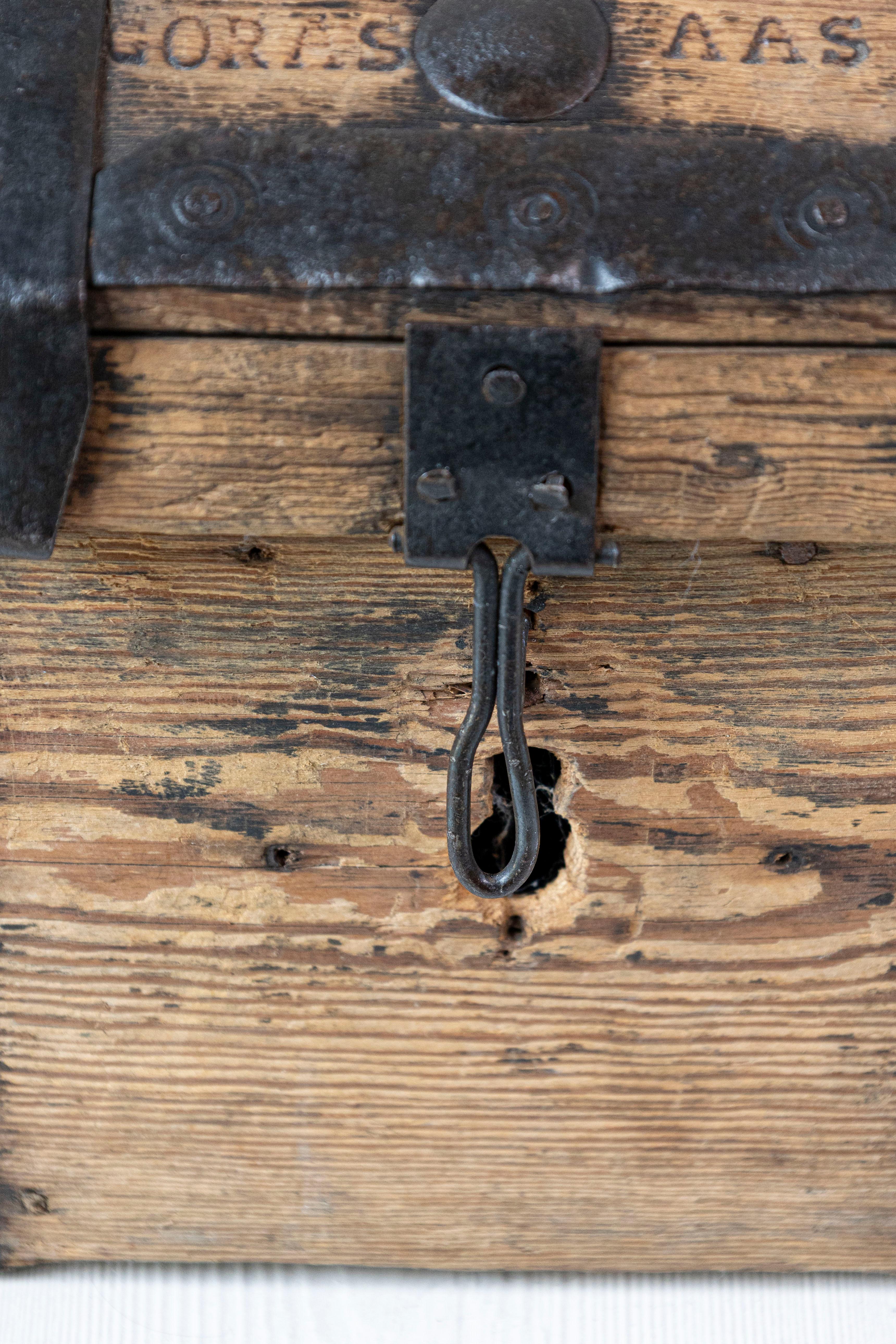 Swedish 1790s Rustic Oval Top Wooden Box with Iron Accents and Distressed Patina For Sale 5