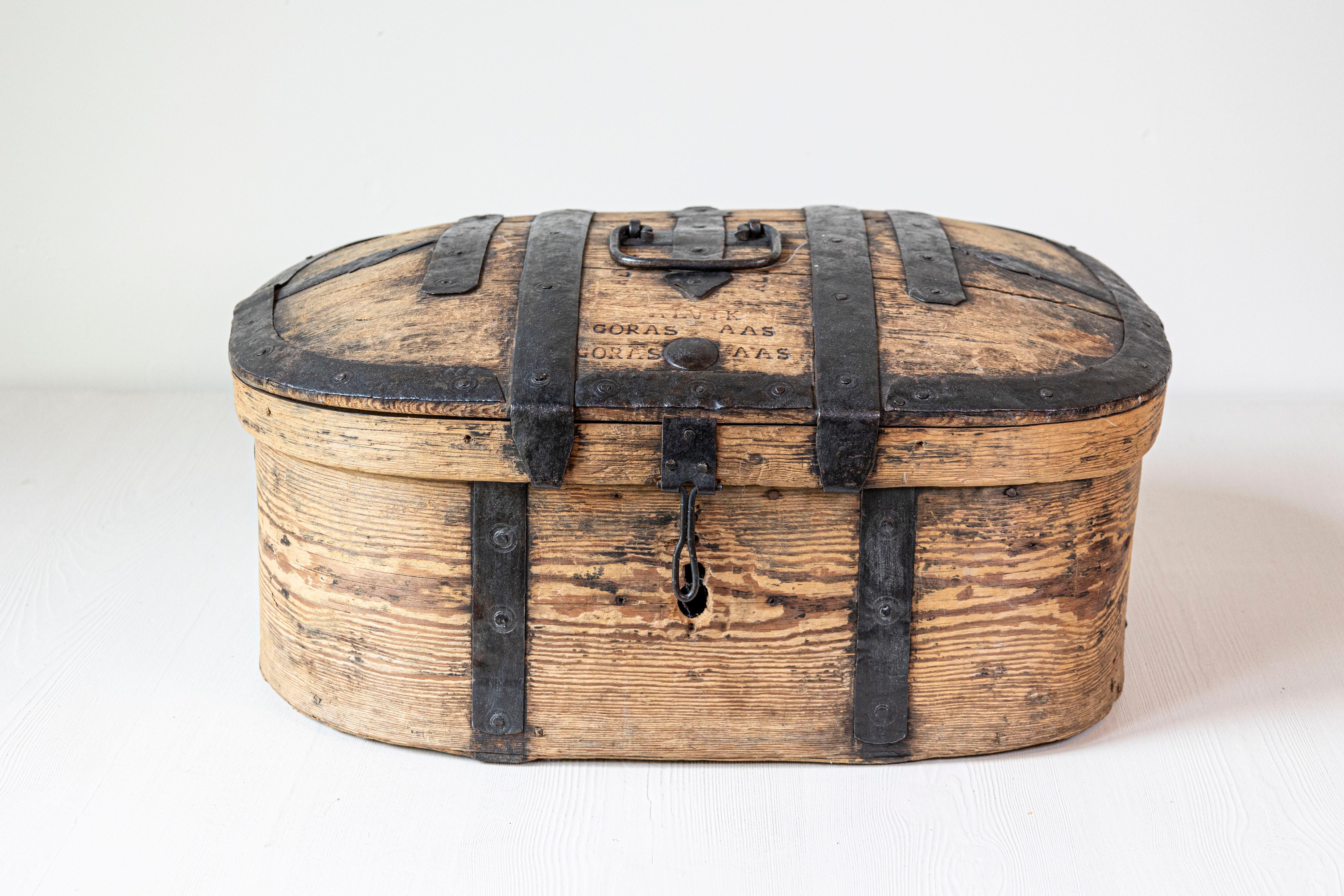 Swedish 1790s Rustic Oval Top Wooden Box with Iron Accents and Distressed Patina In Good Condition For Sale In Atlanta, GA
