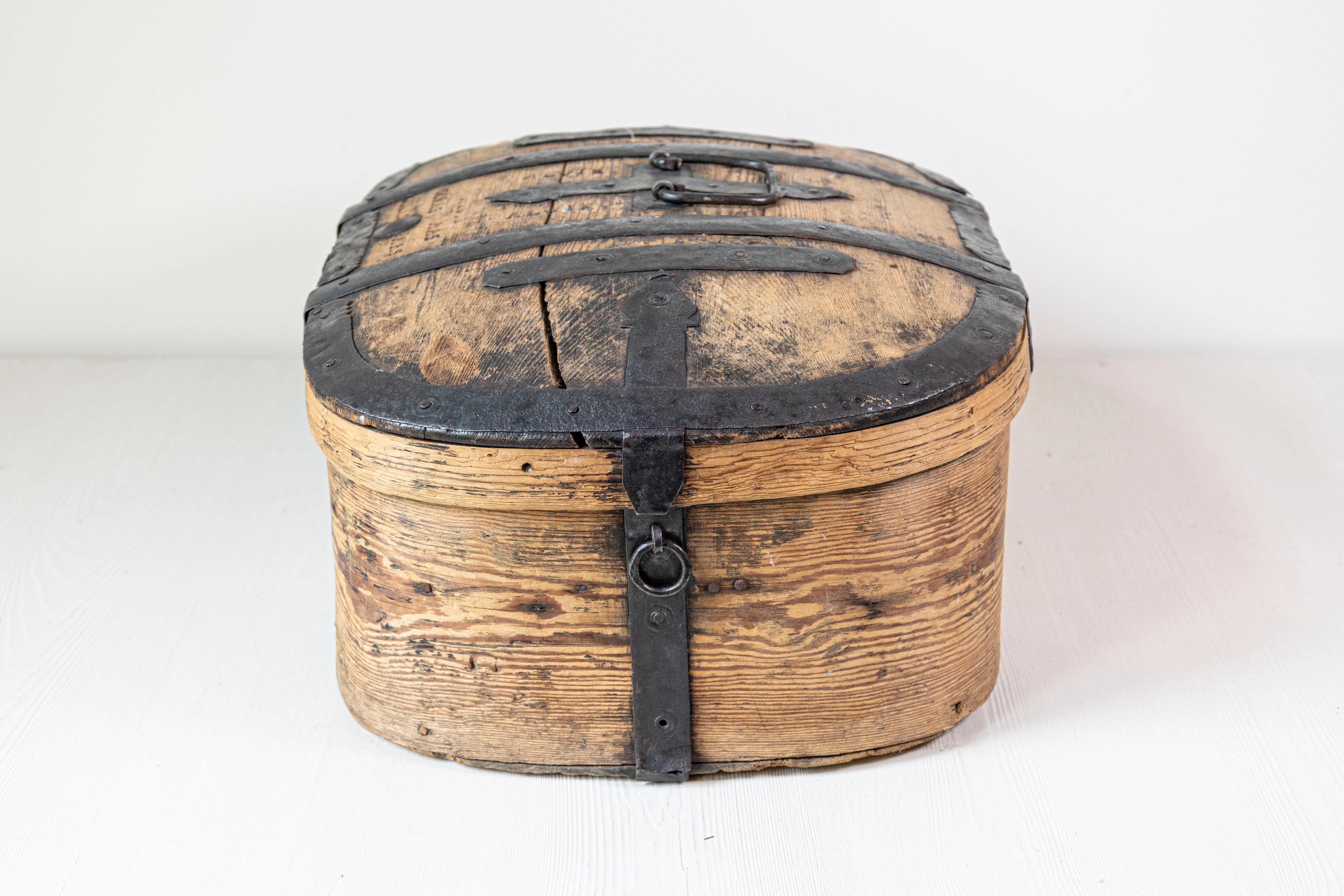Swedish 1790s Rustic Oval Top Wooden Box with Iron Accents and Distressed Patina For Sale 1