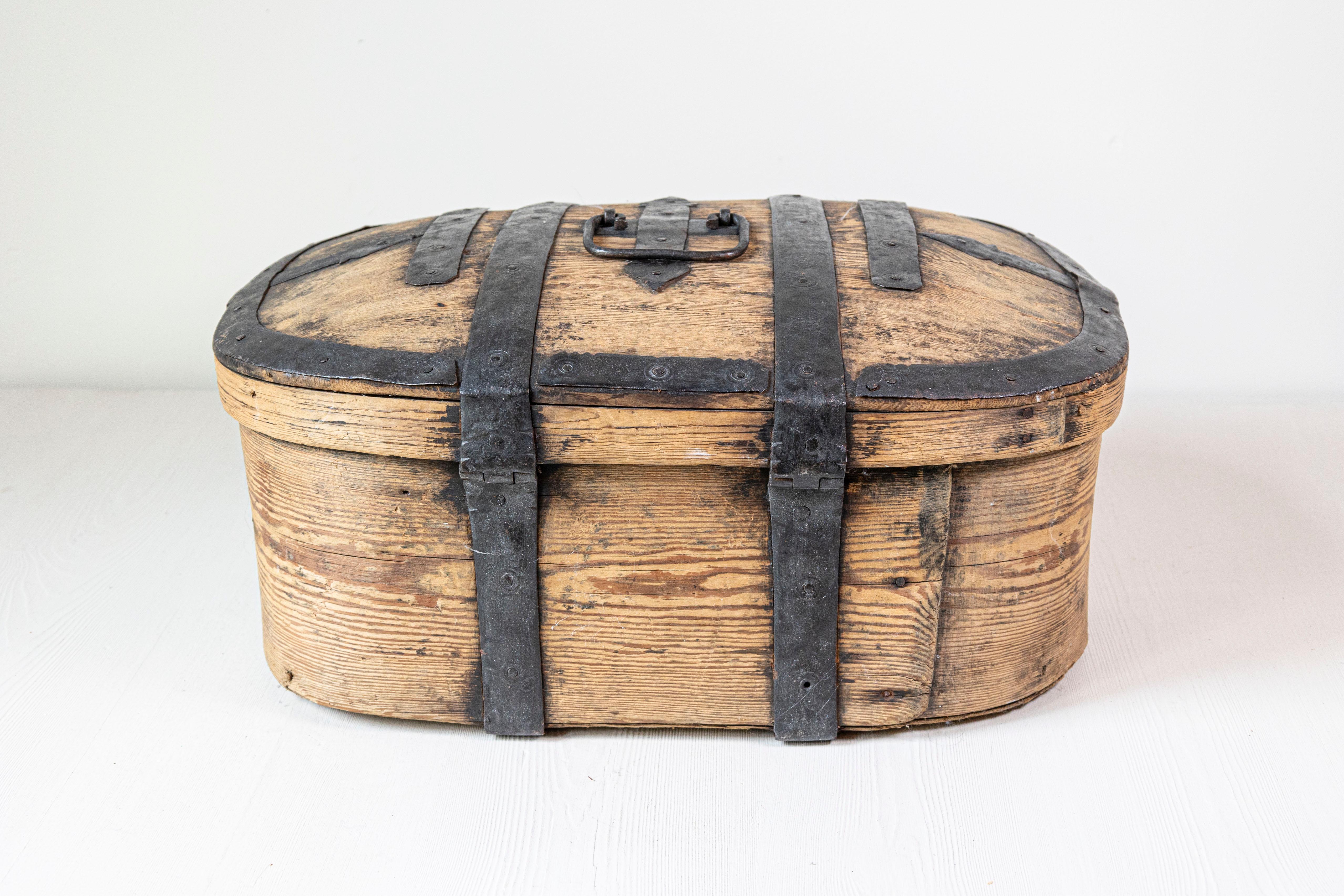 Swedish 1790s Rustic Oval Top Wooden Box with Iron Accents and Distressed Patina For Sale 2