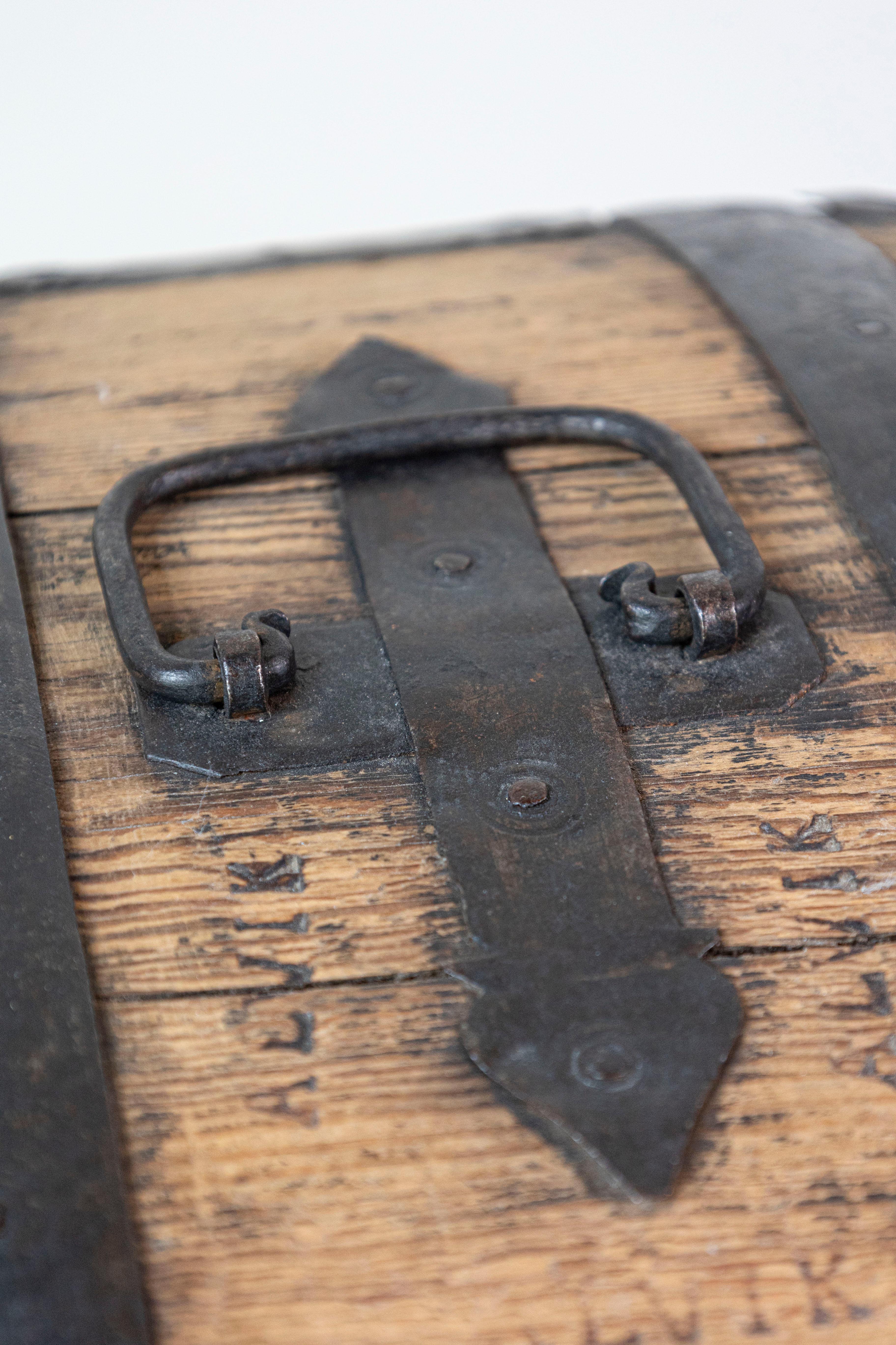 Swedish 1790s Rustic Oval Top Wooden Box with Iron Accents and Distressed Patina For Sale 3