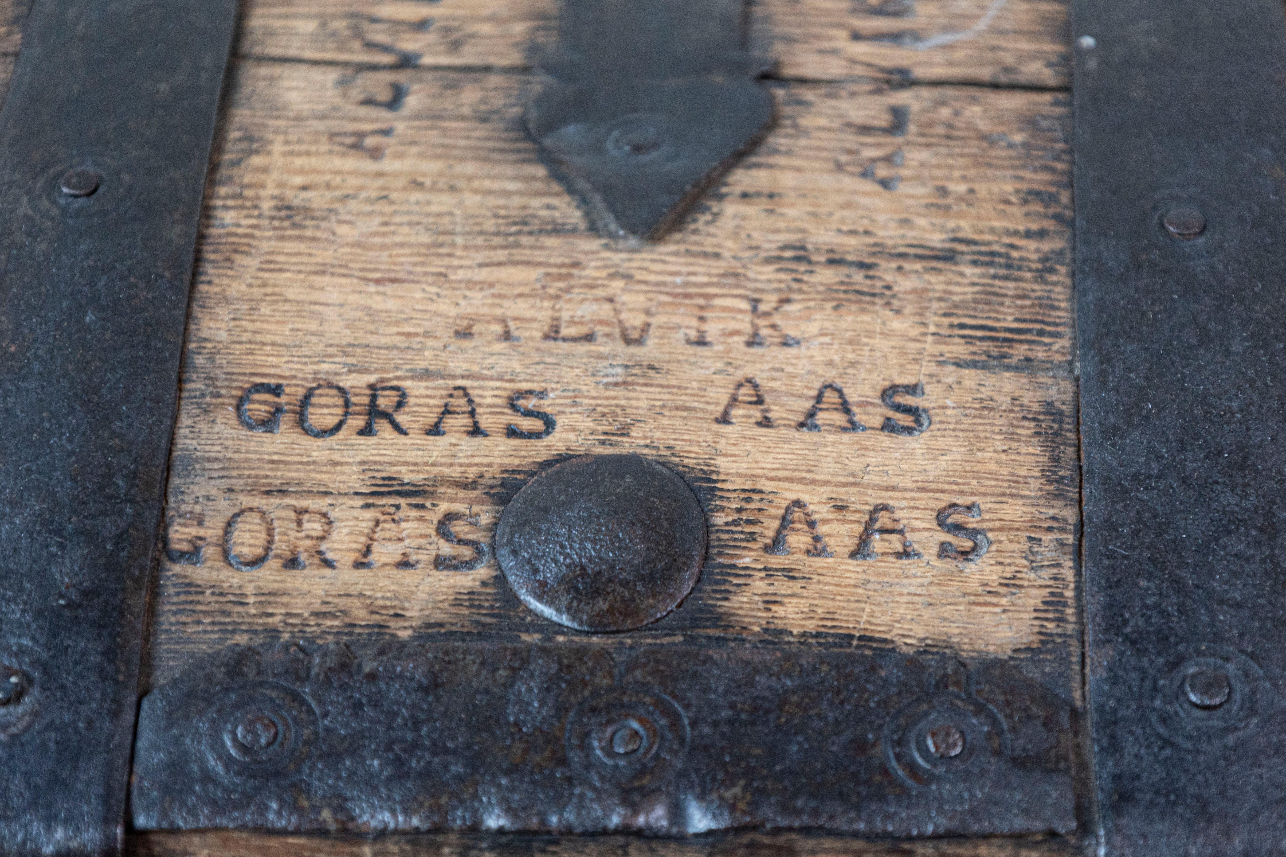Swedish 1790s Rustic Oval Top Wooden Box with Iron Accents and Distressed Patina For Sale 4