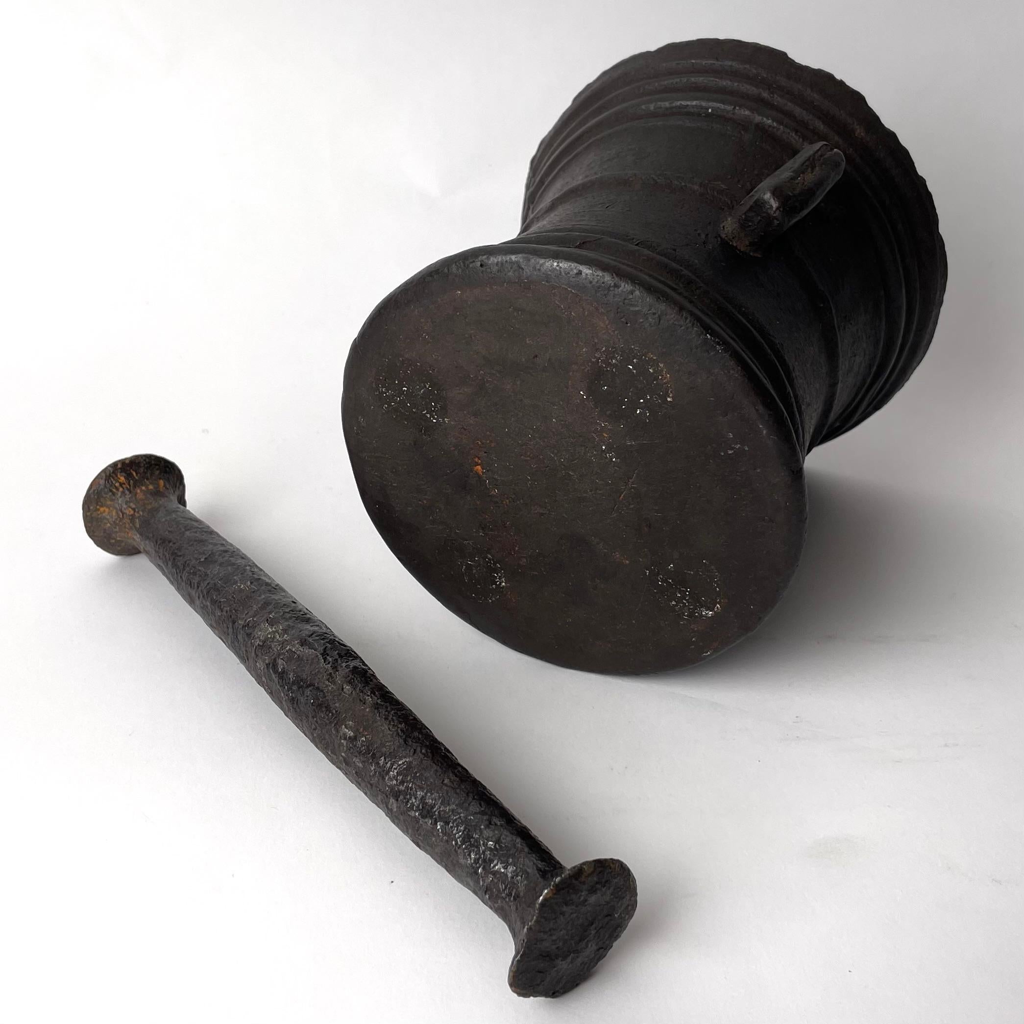 Swedish 17th Century Mortar with Pestle in cast iron with wonderful patina In Good Condition For Sale In Knivsta, SE