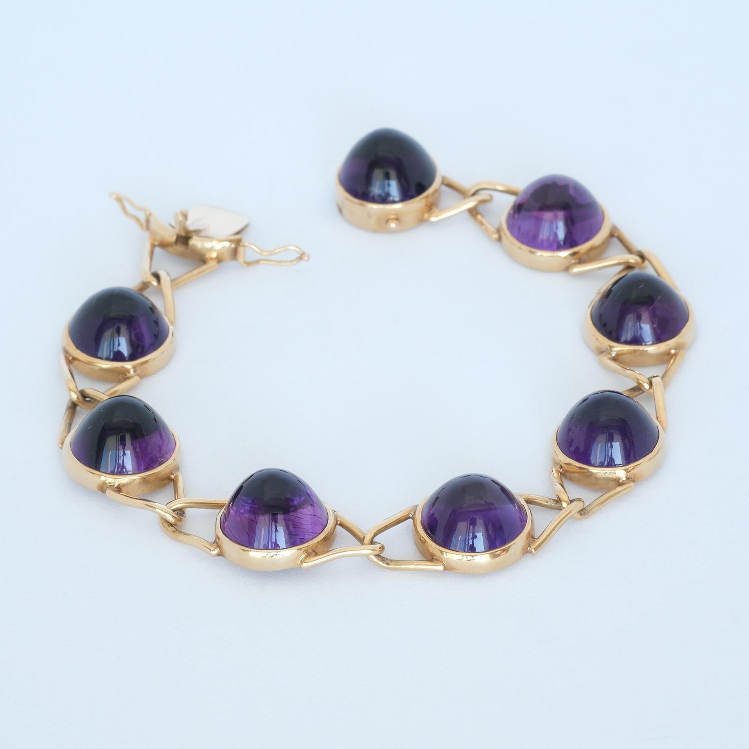 This 18 karat gold bracelet is adorned with eight dark purple cabochon cut amethysts. The bracelet closes with a box clasp with safety locks.

The bracelet has a traditional, classic style and is what we would call a day to day bracelet.