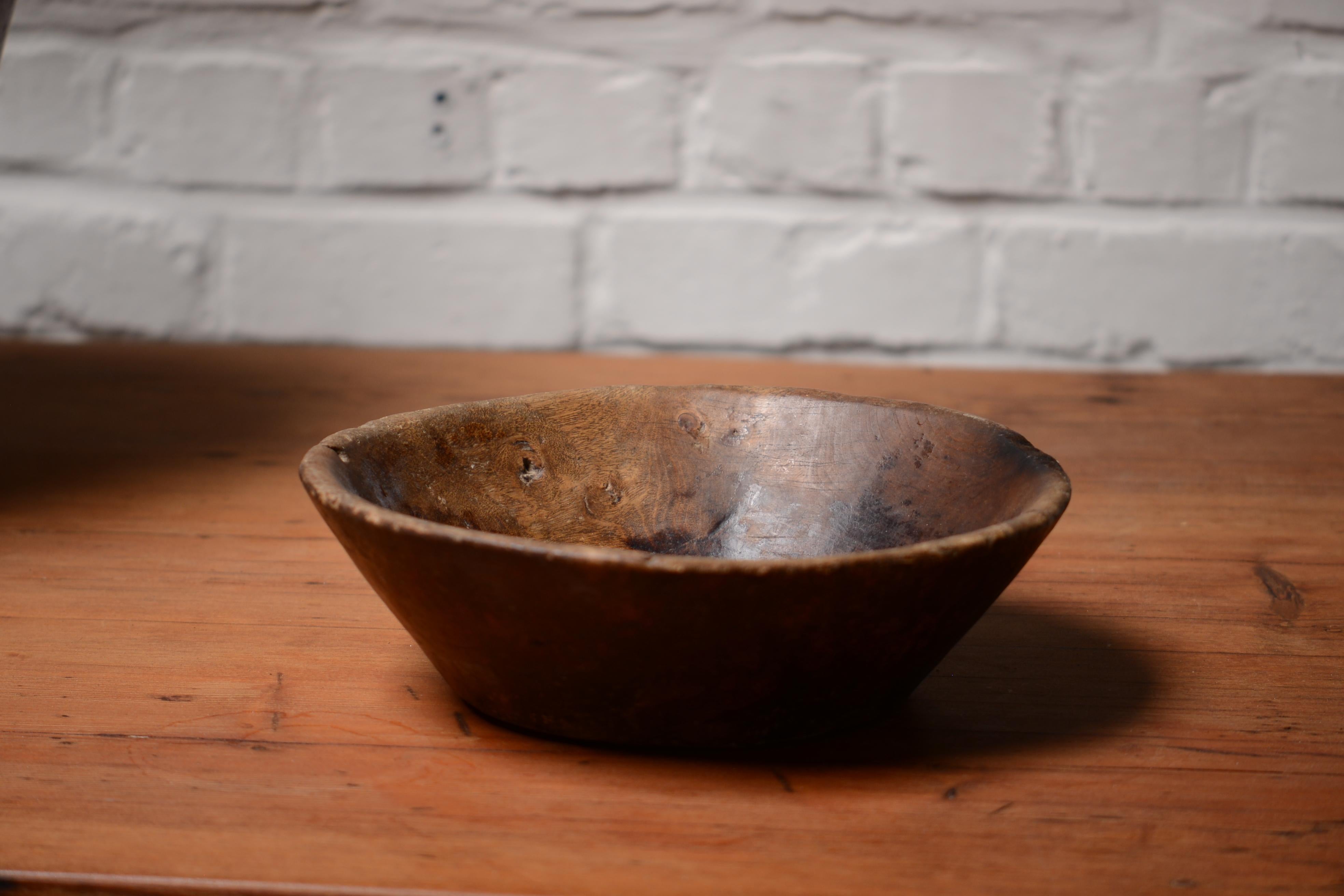 Folk art Swedish bowl in hardwood, hand carved by a peasant around 1800. Some traces of use, a tiny hole drilled on one upper side probably lo hang it. Different shades of brown with a fantastic patina.