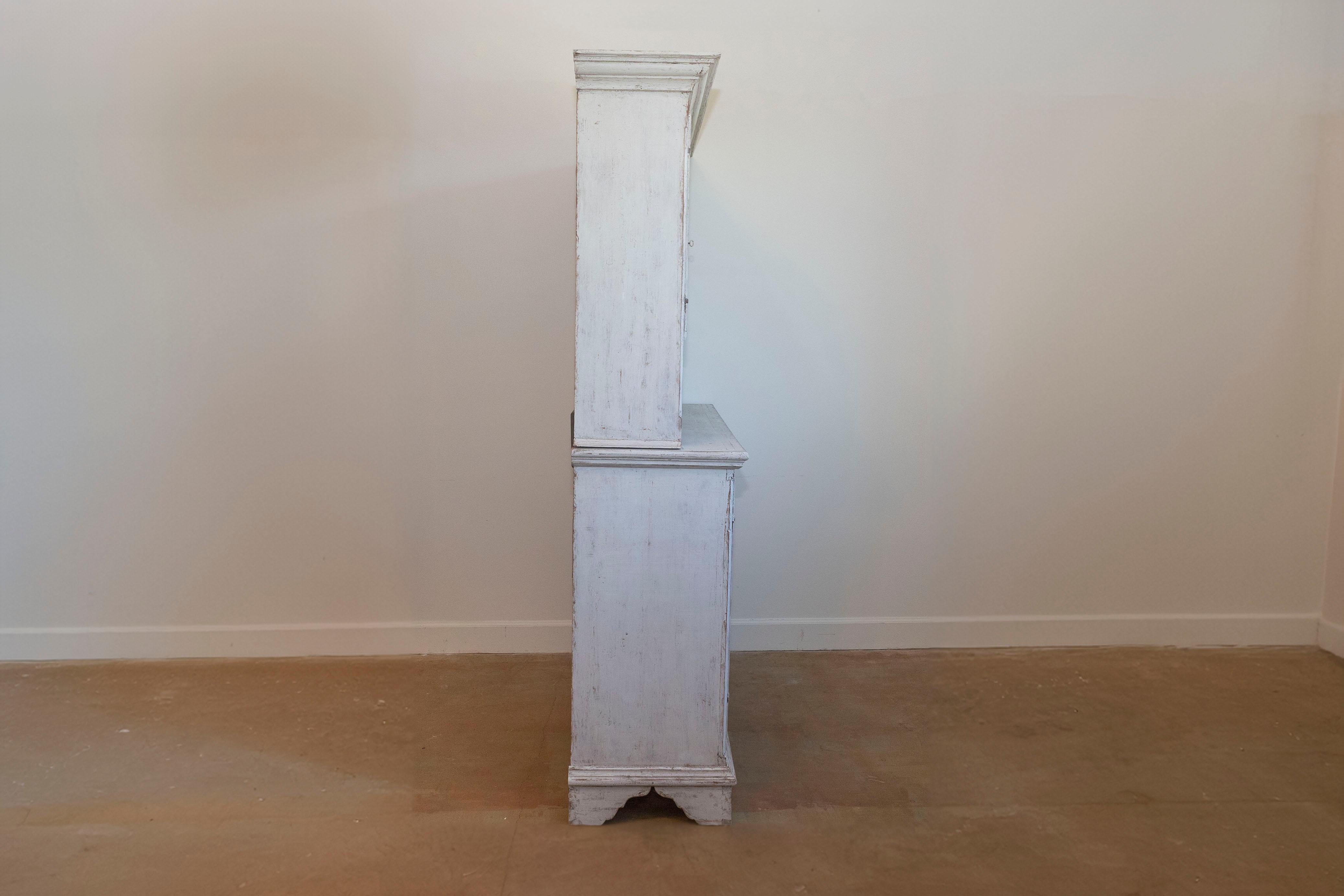 Swedish 1800s Gustavian Painted Two-Part Cabinet with Carved Diamond Motifs For Sale 2