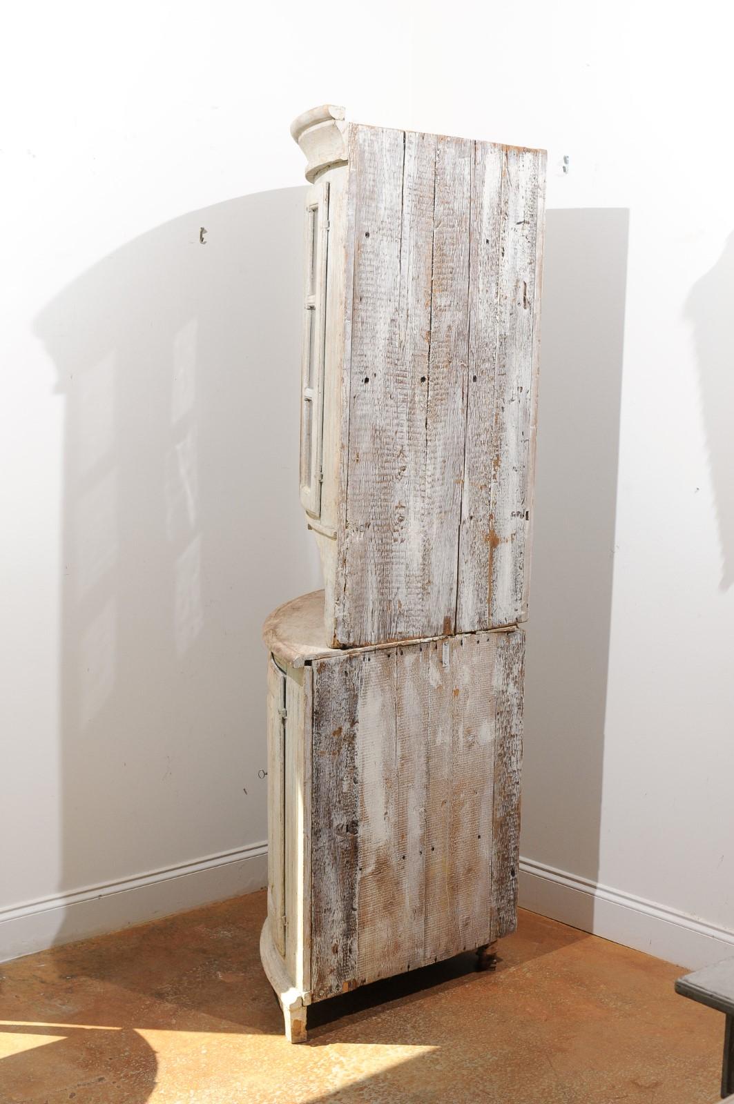 Swedish 1800s Gustavian Period Corner Cabinet with Glass Doors and Reeded Motifs 3