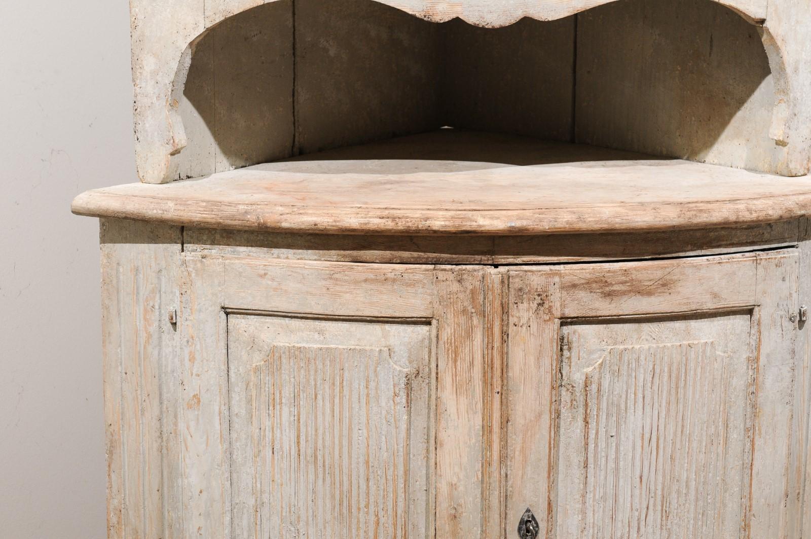 Swedish 1800s Gustavian Period Corner Cabinet with Glass Doors and Reeded Motifs 4