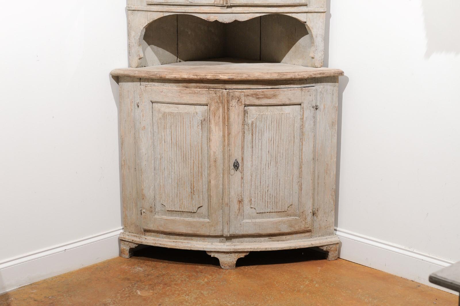 Swedish 1800s Gustavian Period Corner Cabinet with Glass Doors and Reeded Motifs In Good Condition In Atlanta, GA