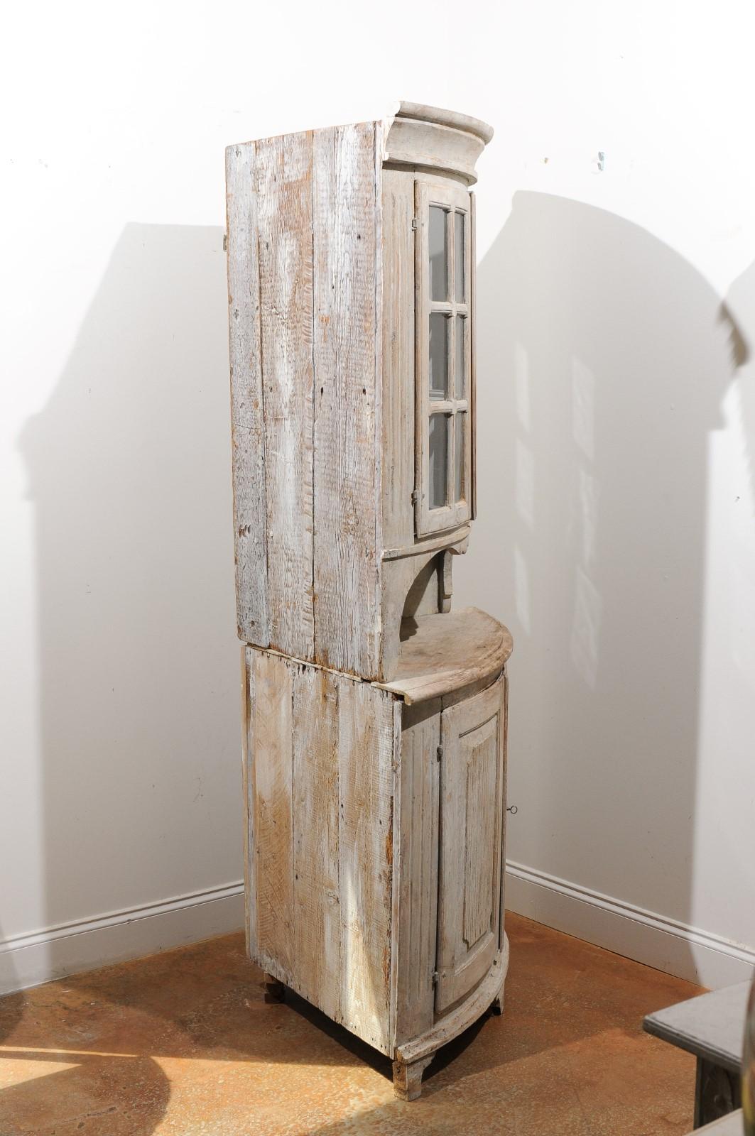 Swedish 1800s Gustavian Period Corner Cabinet with Glass Doors and Reeded Motifs 1