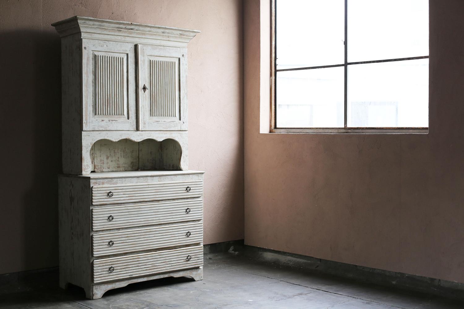 Swedish 1800s Gustavian White Painted Two-Part Cabinet In Good Condition For Sale In Sammu-shi, Chiba