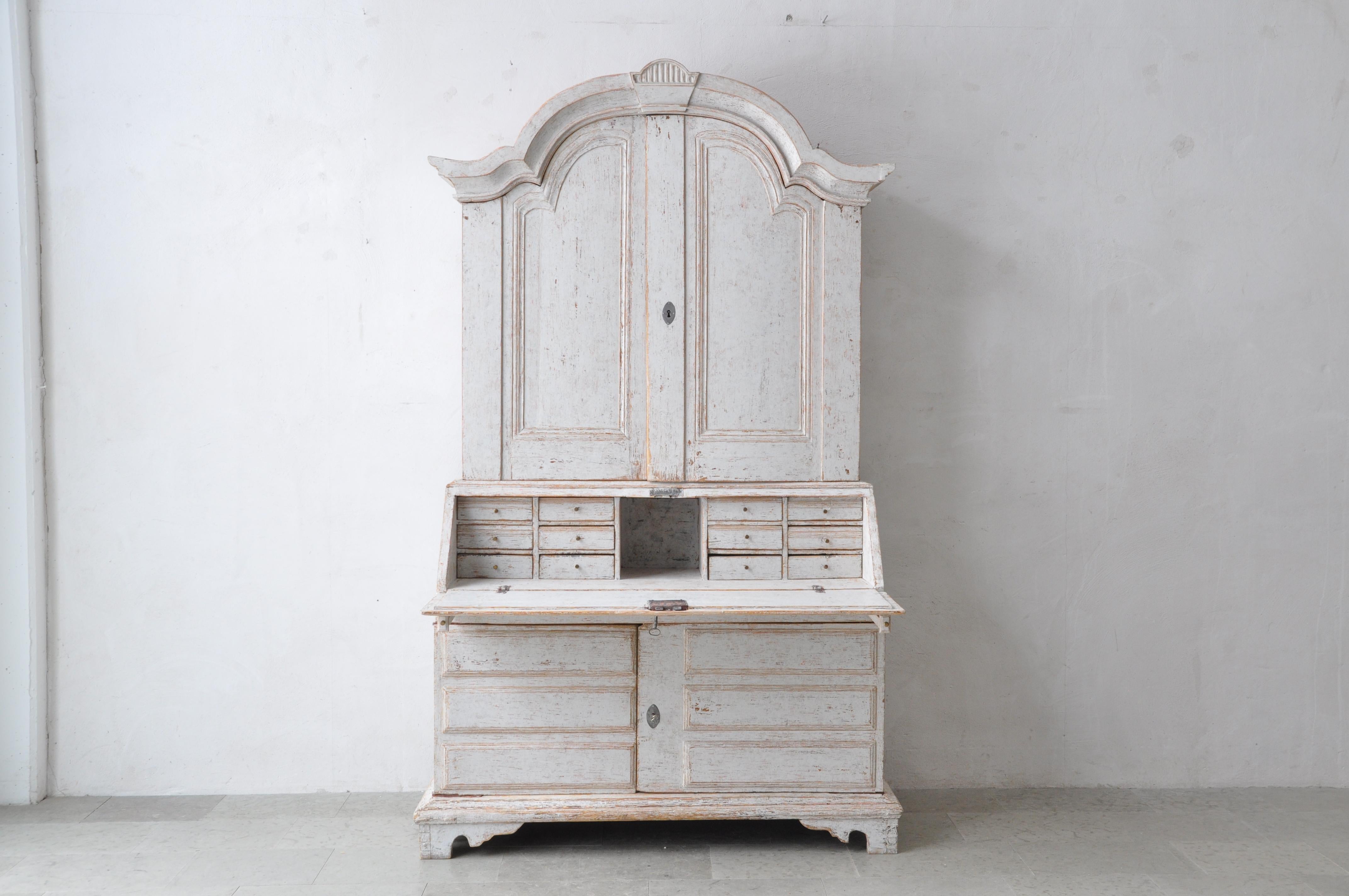 Carved Swedish 1800s Light Gray Painted Secretary from Värmland with Slant Front Desk For Sale