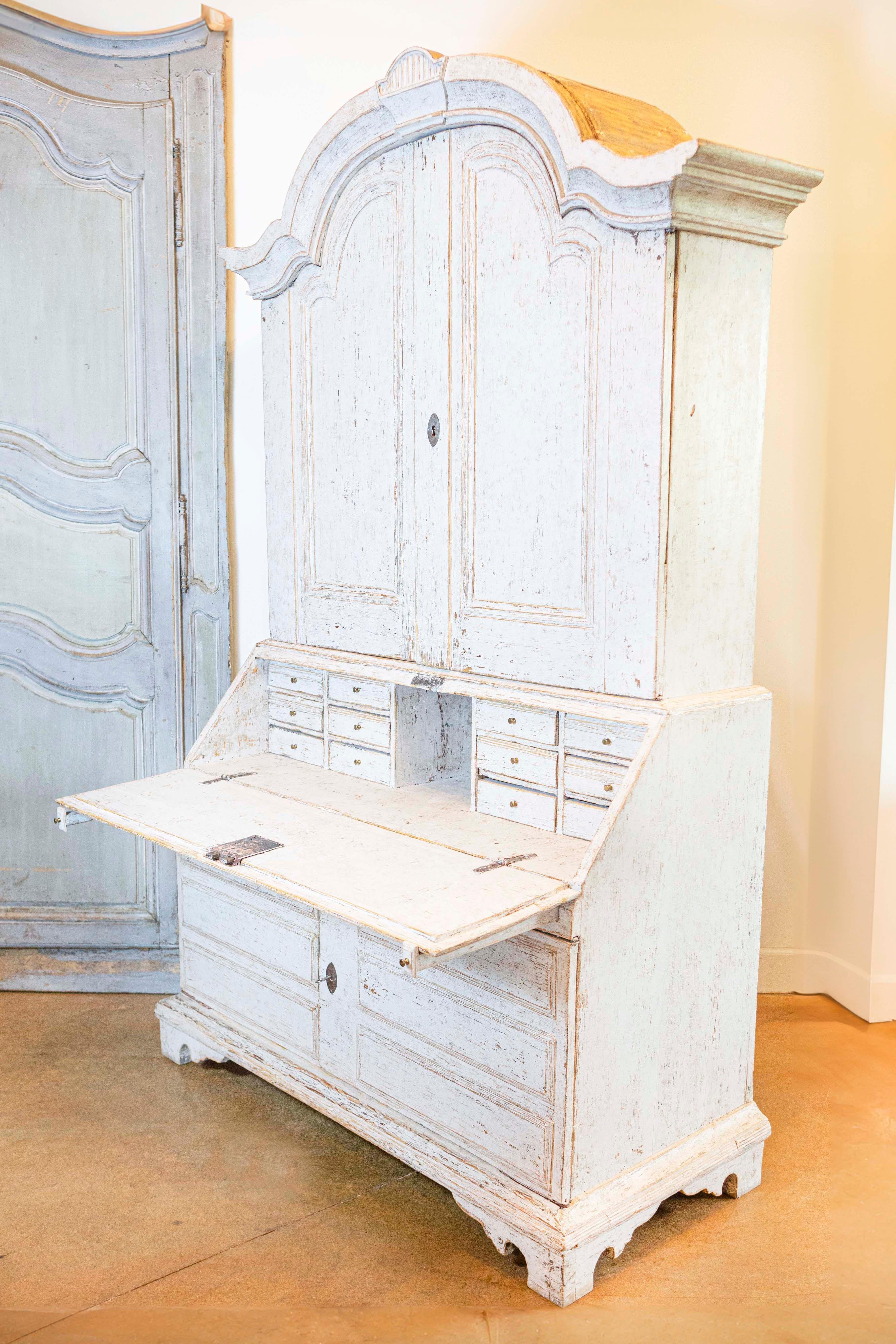 Swedish 1800s Light Gray Painted Secretary from Värmland with Slant Front Desk In Good Condition For Sale In Atlanta, GA