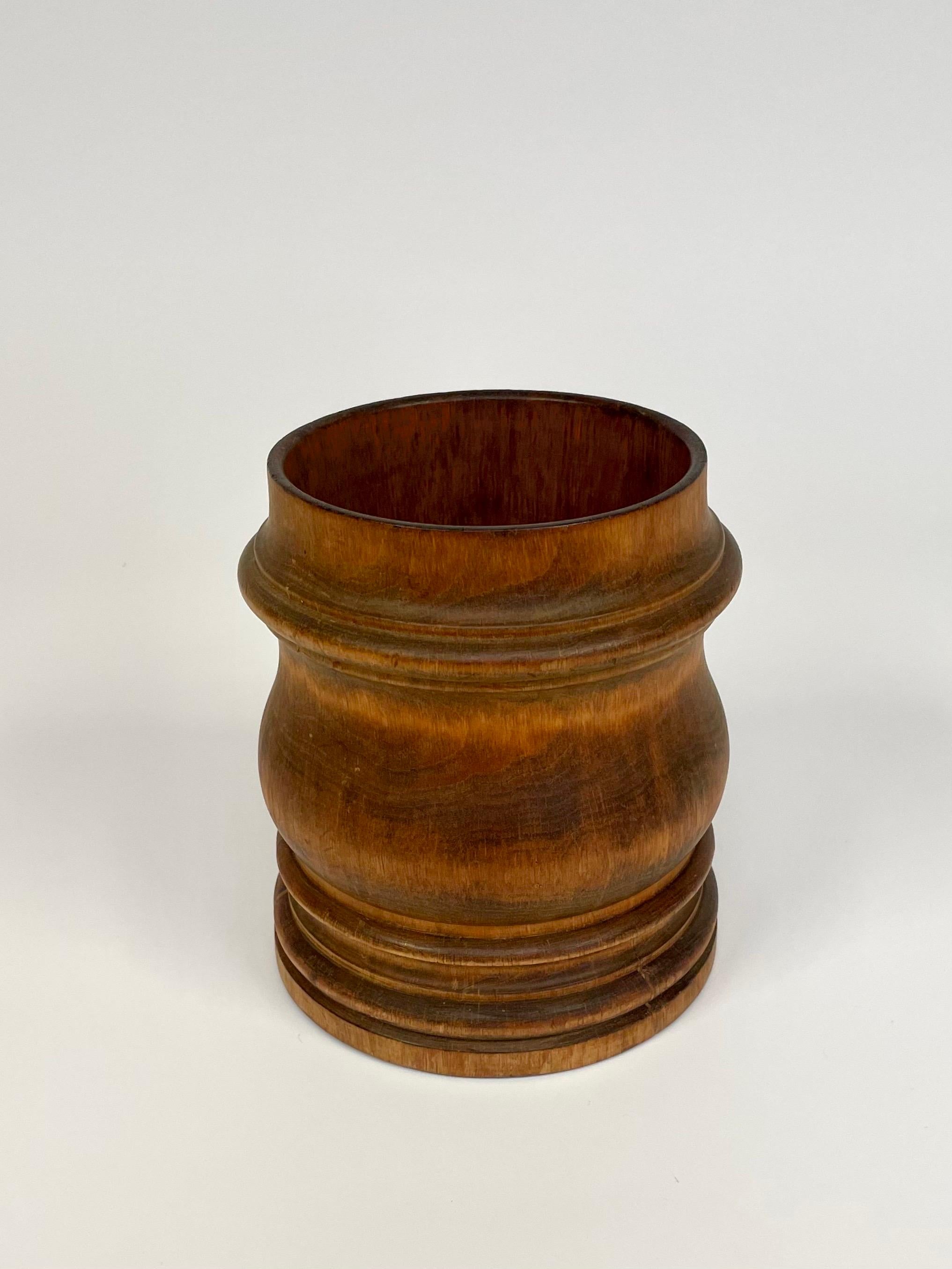 Schwedische 1800er Tabakdose in gedrechseltem Holz im Angebot 1