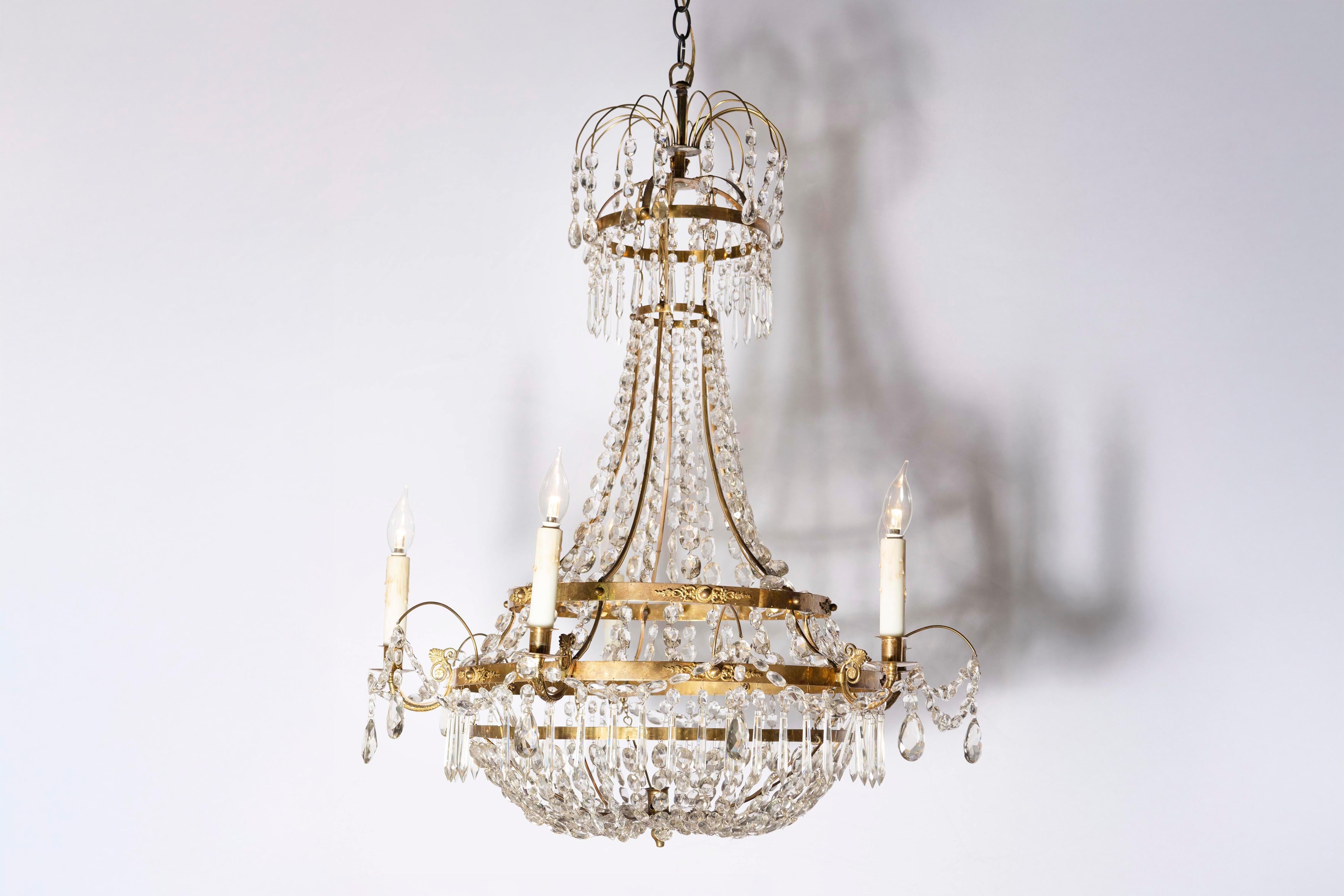 Lustre en cristal à cinq lumières d'époque gustavienne suédoise, datant du début du XIXe siècle, avec armature en laiton, cristaux en forme de lance et motifs floraux. Créé en Suède au cours de la première décennie du XIXe siècle, ce lustre panier