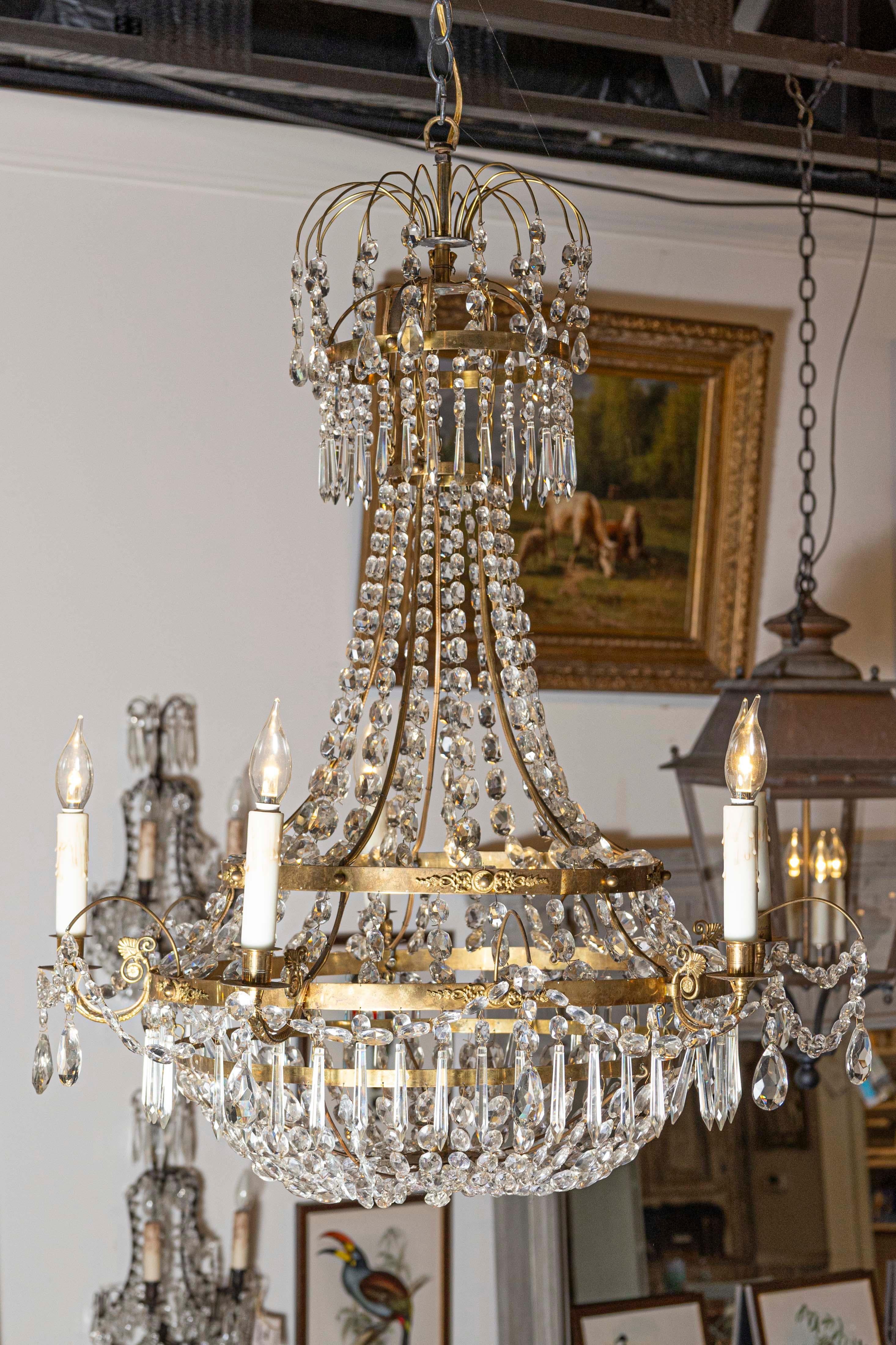 Gustavien Lustre à cinq lumières en cristal et laiton de la période gustavienne suédoise des années 1810 en vente