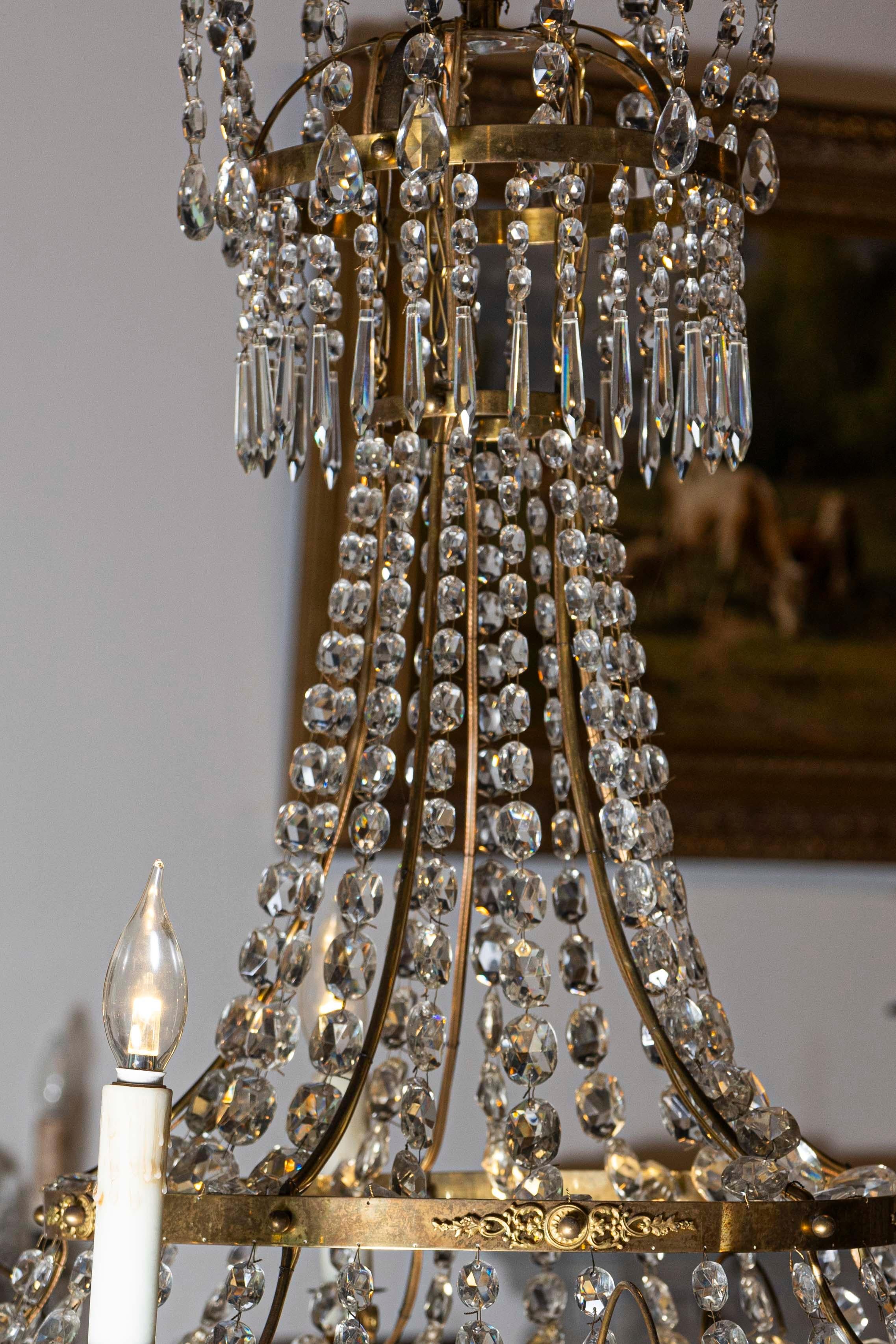 Suédois Lustre à cinq lumières en cristal et laiton de la période gustavienne suédoise des années 1810 en vente