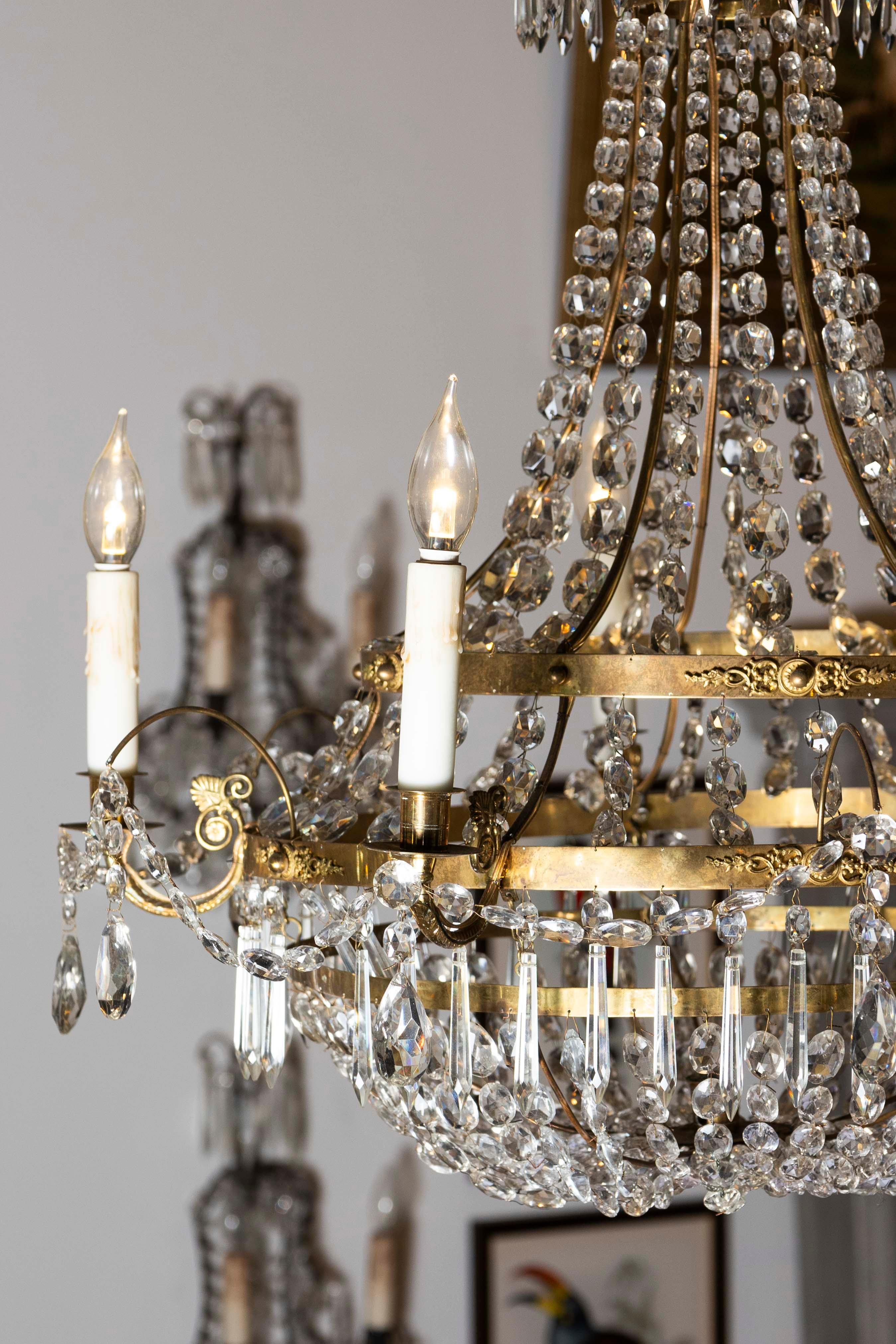 Lustre à cinq lumières en cristal et laiton de la période gustavienne suédoise des années 1810 Bon état - En vente à Atlanta, GA