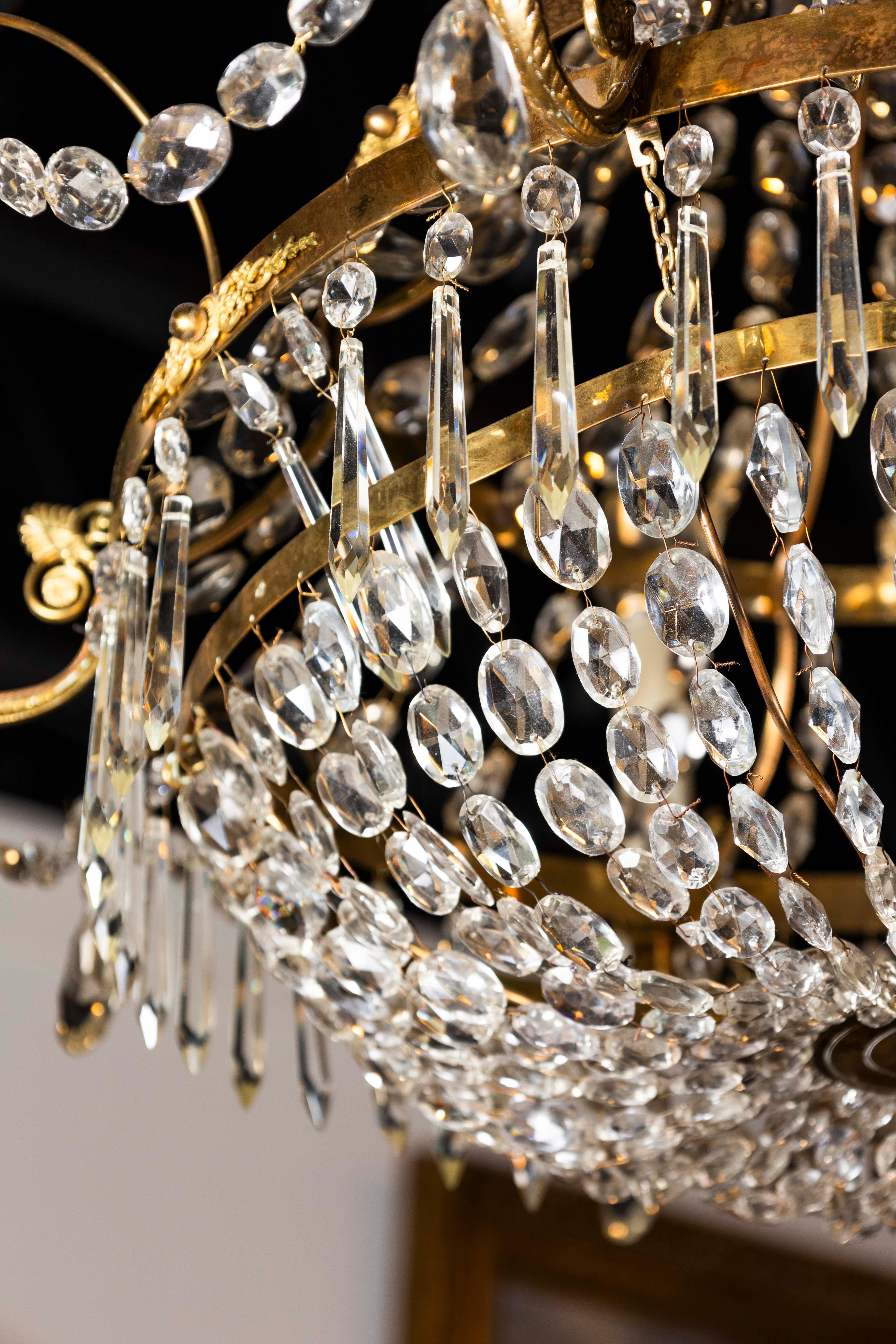 XIXe siècle Lustre à cinq lumières en cristal et laiton de la période gustavienne suédoise des années 1810 en vente