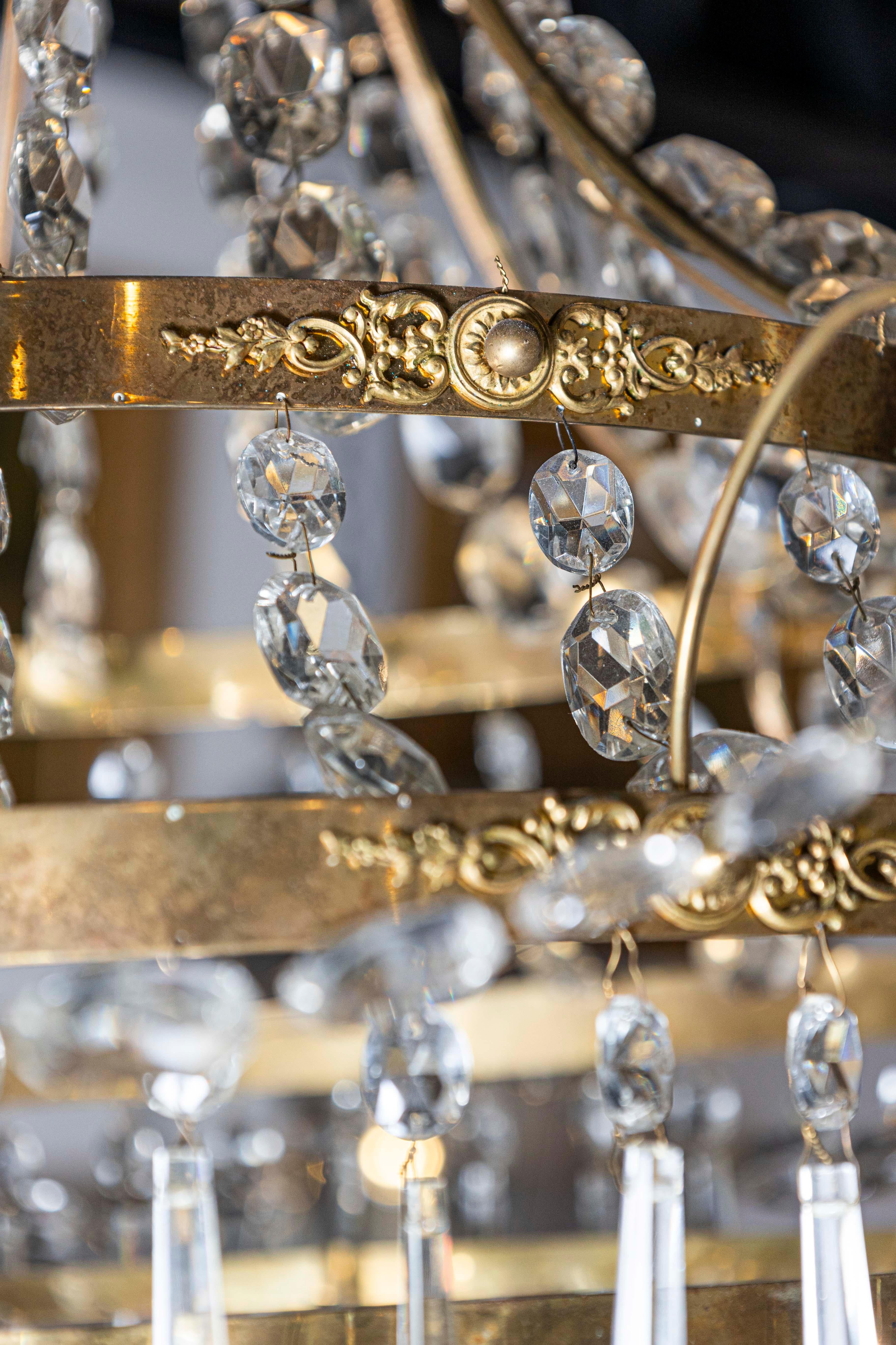 Laiton Lustre à cinq lumières en cristal et laiton de la période gustavienne suédoise des années 1810 en vente