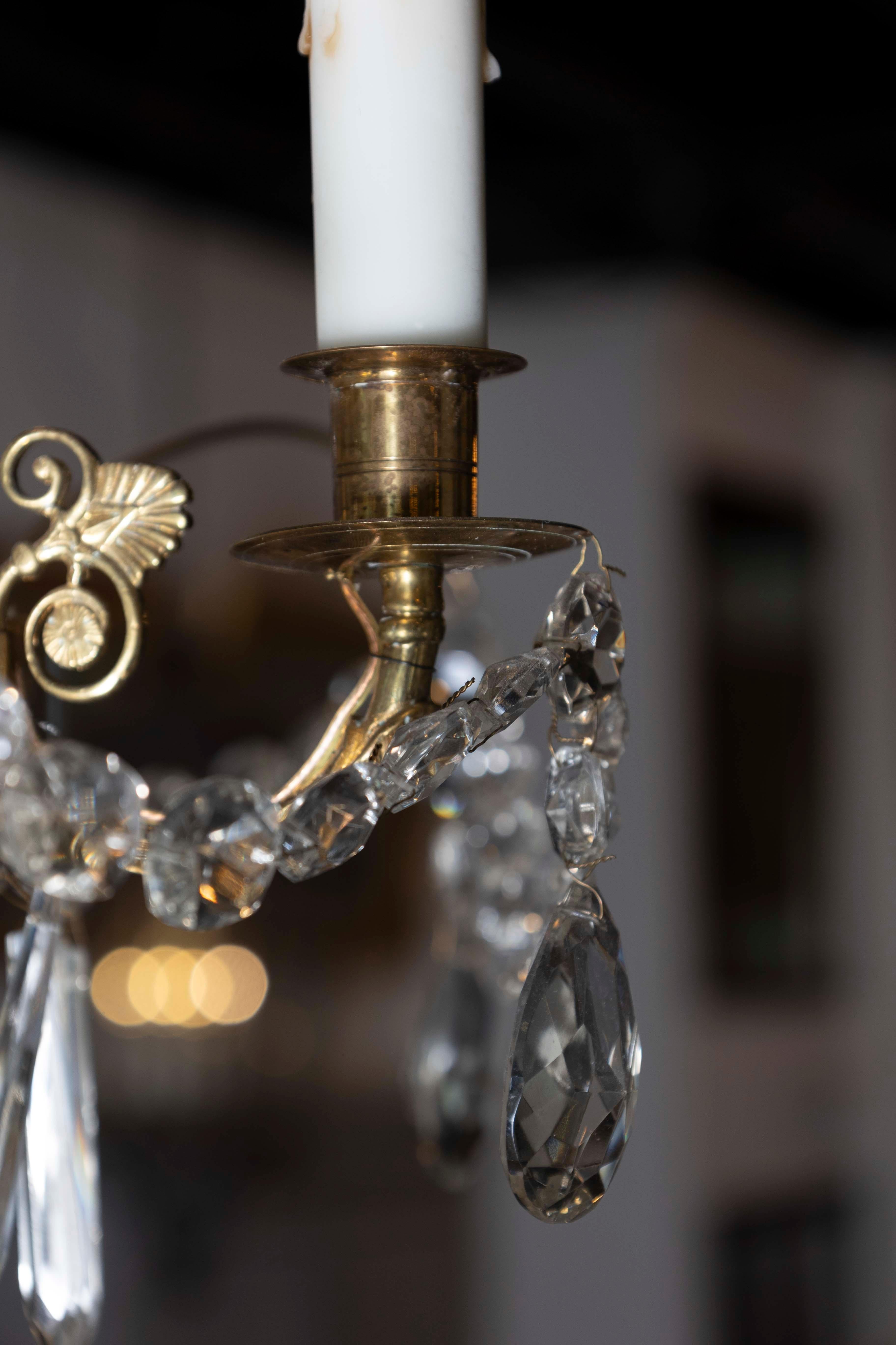 Lustre à cinq lumières en cristal et laiton de la période gustavienne suédoise des années 1810 en vente 1