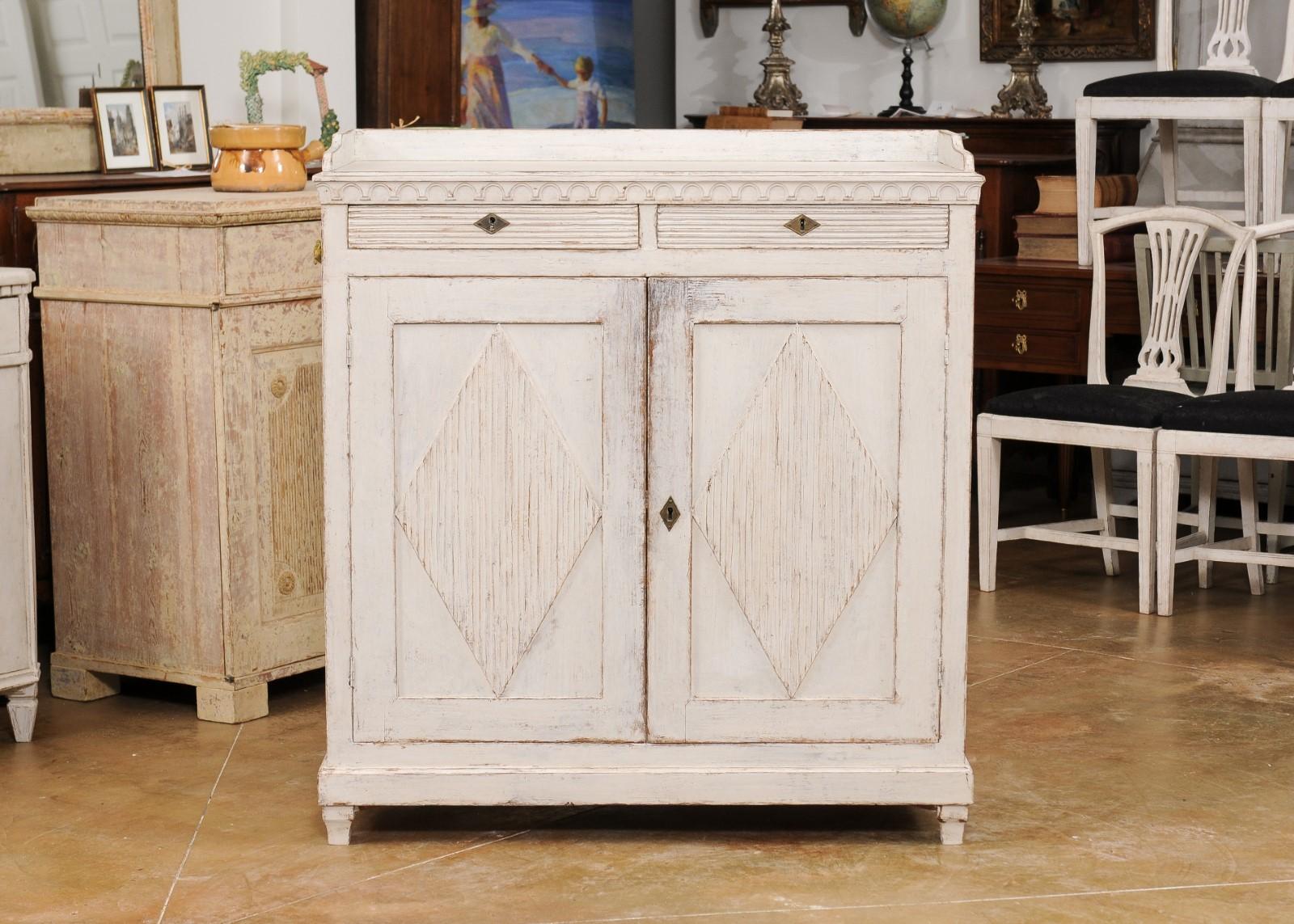 Swedish 1810s Gustavian Period Painted Sideboard with Carved Diamond Motifs For Sale 5