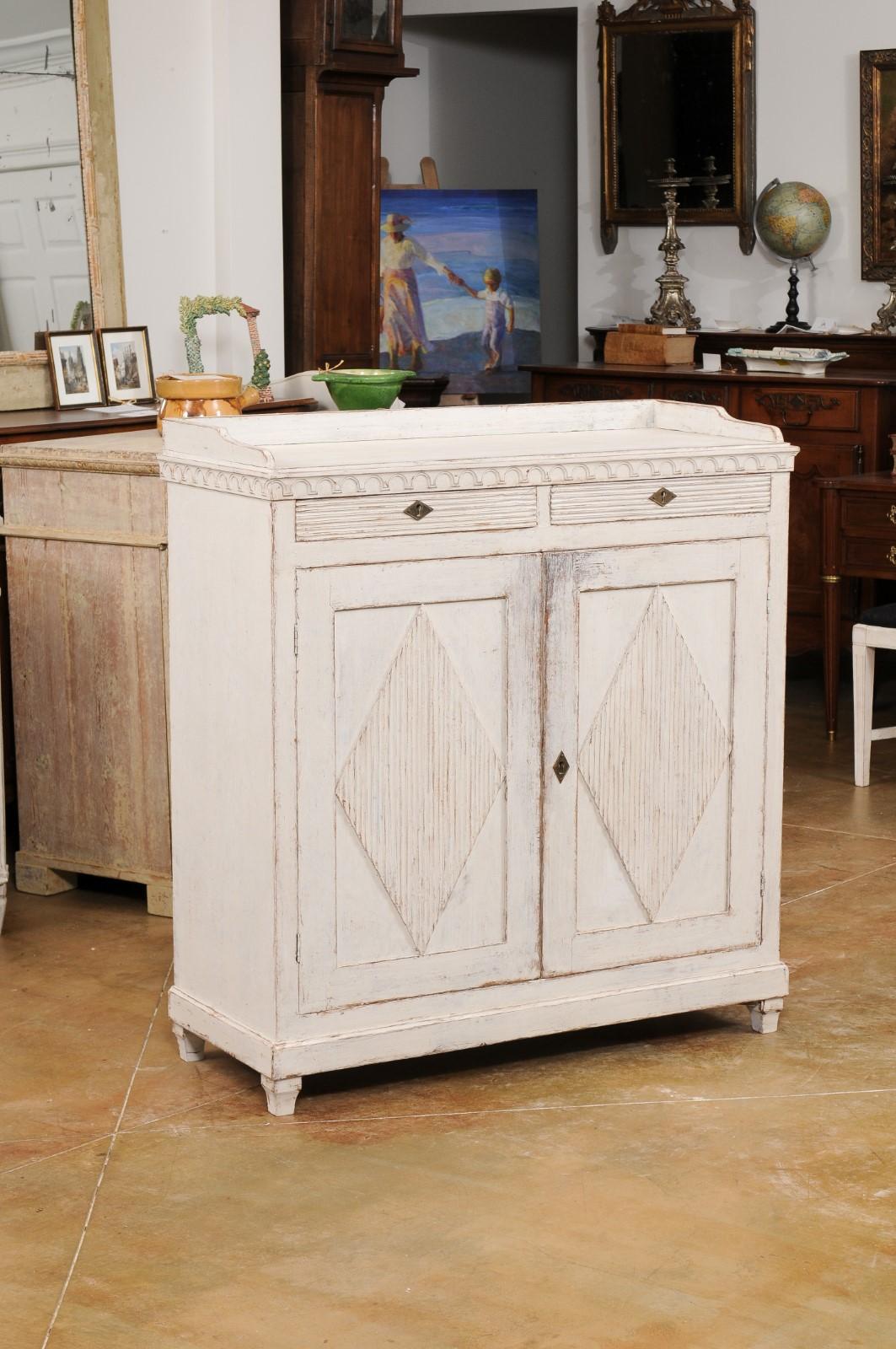 Swedish 1810s Gustavian Period Painted Sideboard with Carved Diamond Motifs In Good Condition For Sale In Atlanta, GA