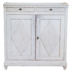 Schwedisches bemaltes Sideboard aus der Gustavianischen Periode der 1810er Jahre mit geschnitzten Diamantmotiven