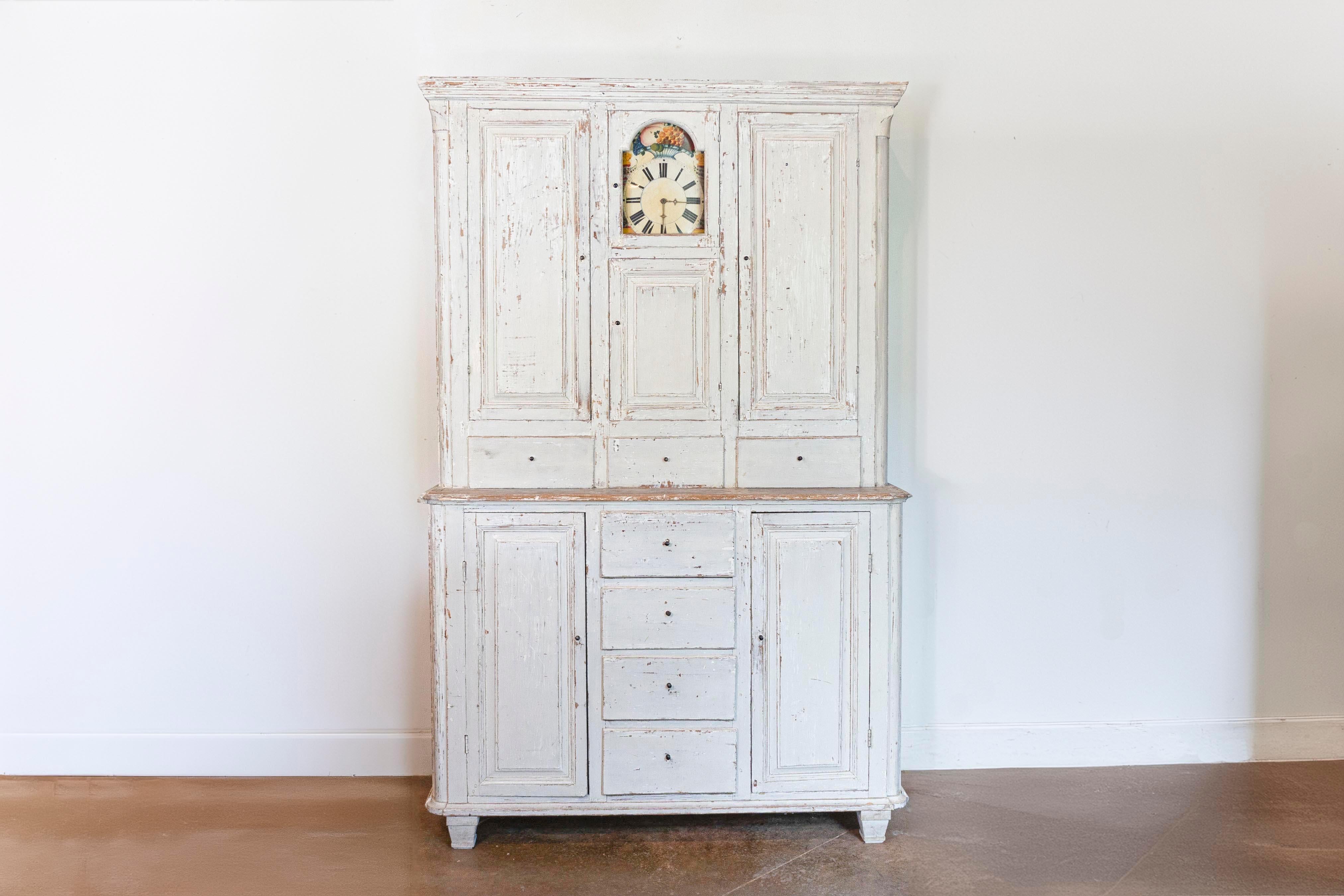 Armadietto per orologi in legno dipinto di Wood, risalente agli inizi del XIX secolo, con finiture, sportelli e cassetti in difficoltà. Creata in Svezia nei primi anni del XIX secolo, questa credenza dipinta presenta un cornicione modellato che