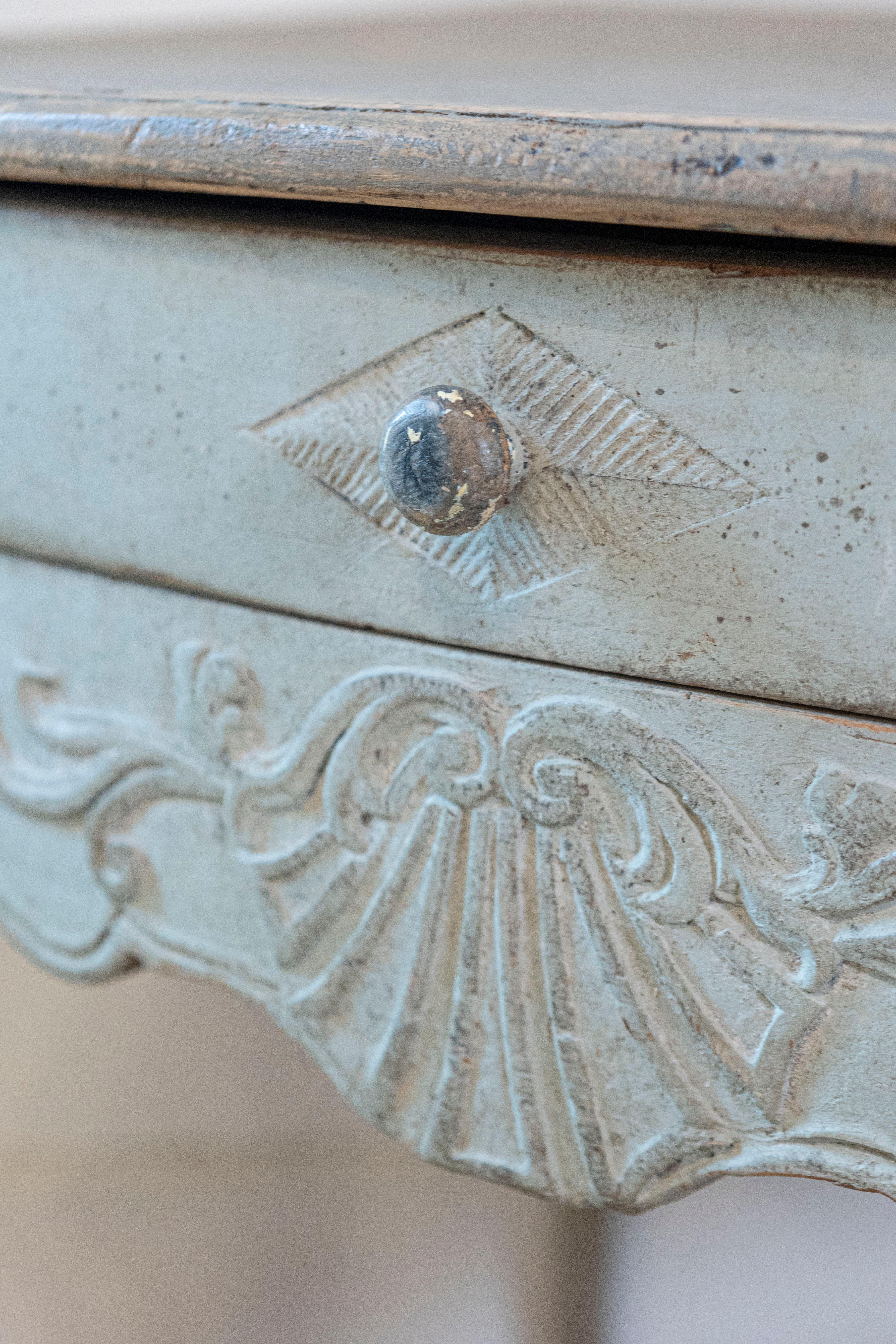 Swedish 1810s Period Gustavian Painted Side Table with Drawer and Carved Apron For Sale 2