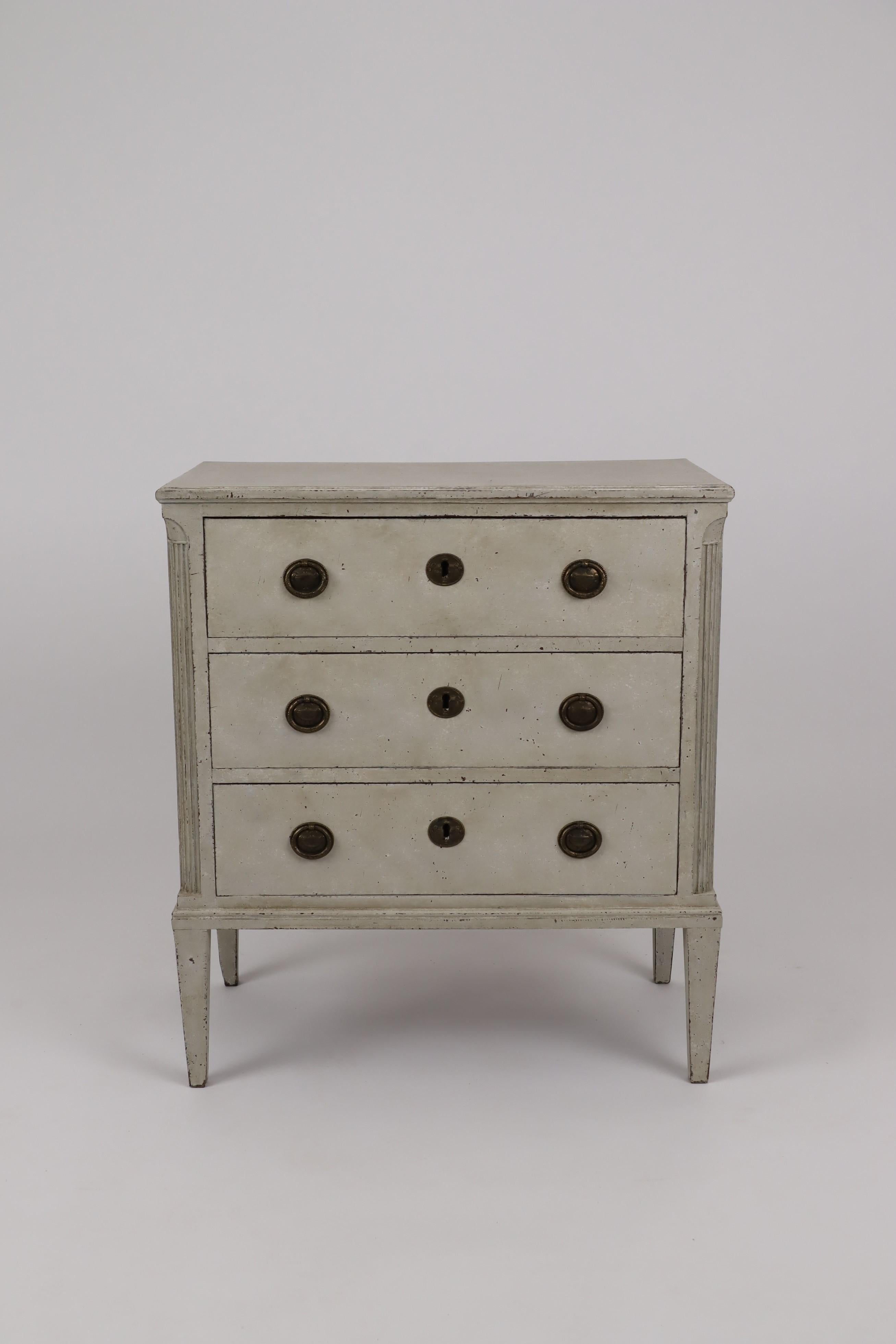 Swedish 1820s Gustavian Style Gray Painted Chest with Carved Semi-Columns For Sale 5