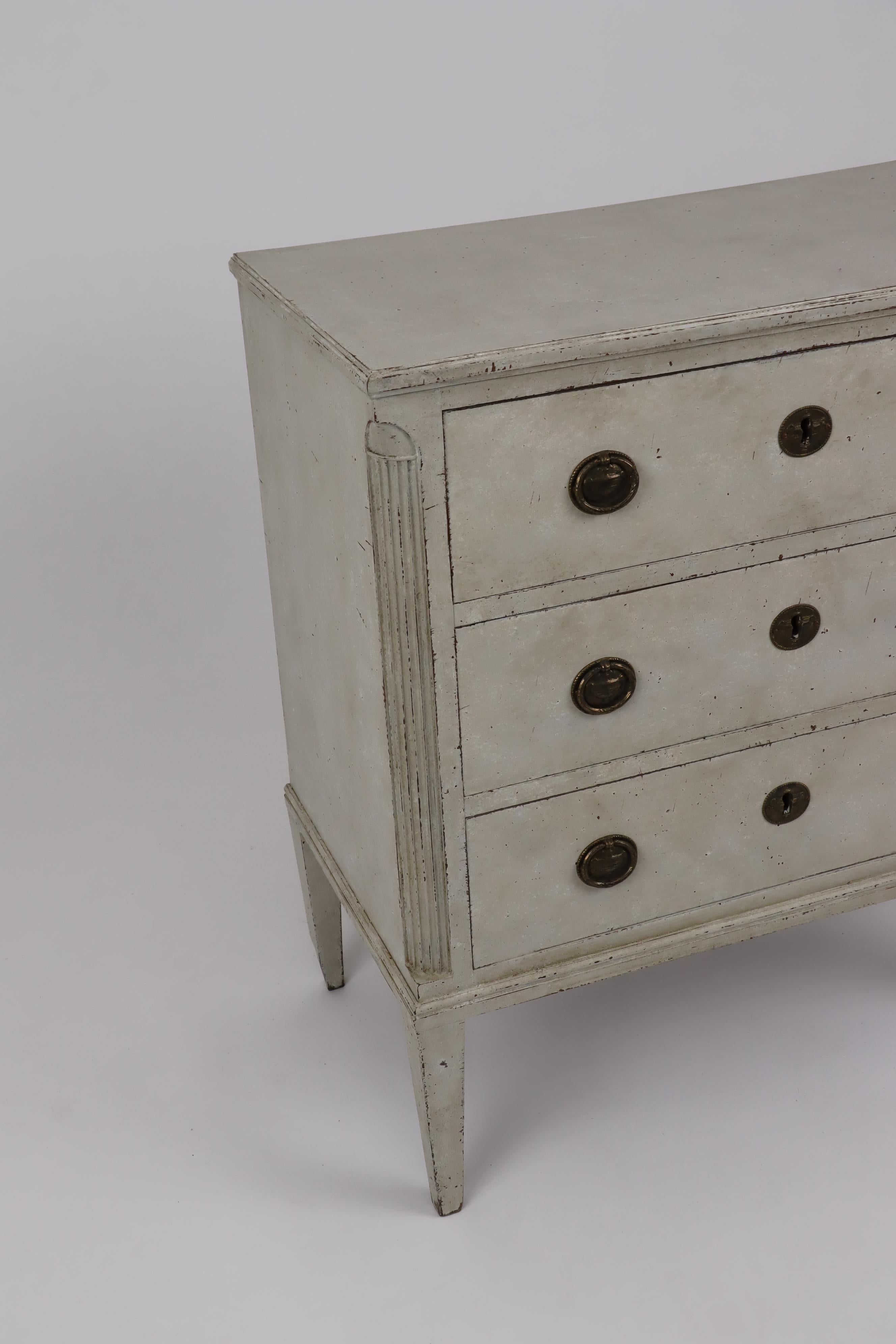 Swedish 1820s Gustavian Style Gray Painted Chest with Carved Semi-Columns For Sale 6