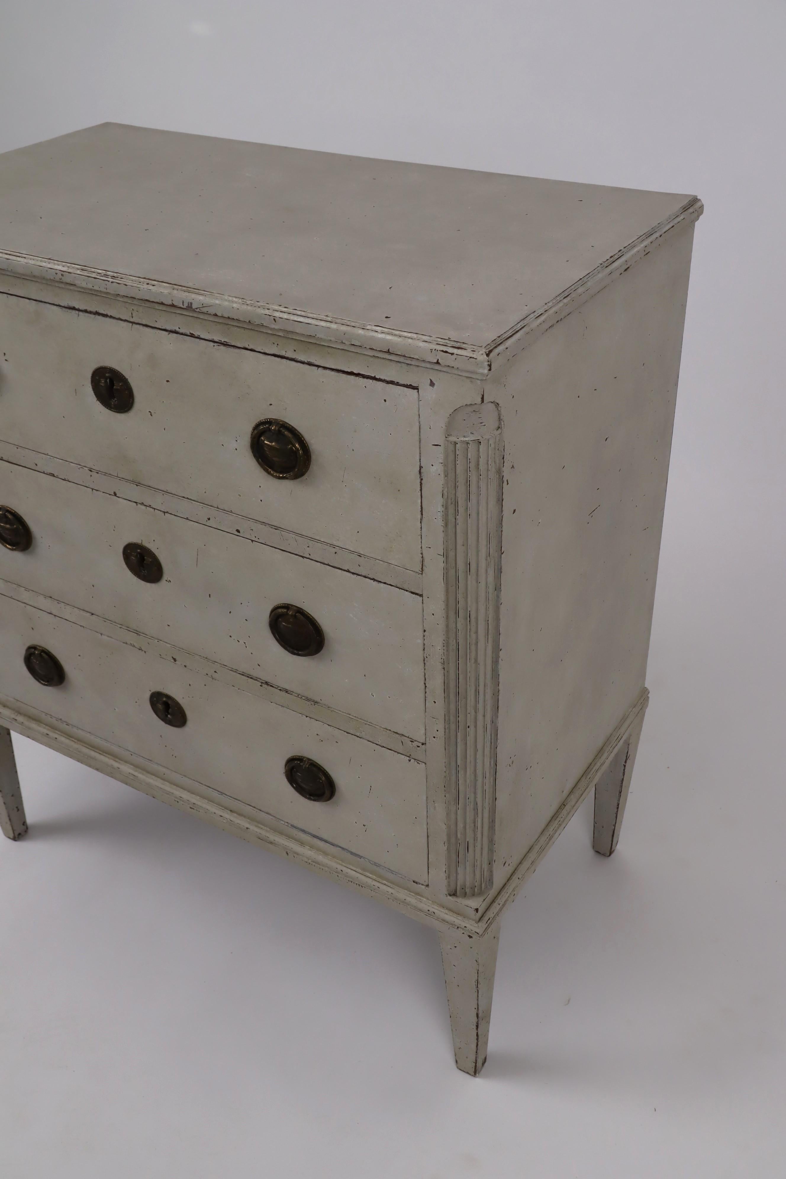 Swedish 1820s Gustavian Style Gray Painted Chest with Carved Semi-Columns For Sale 7