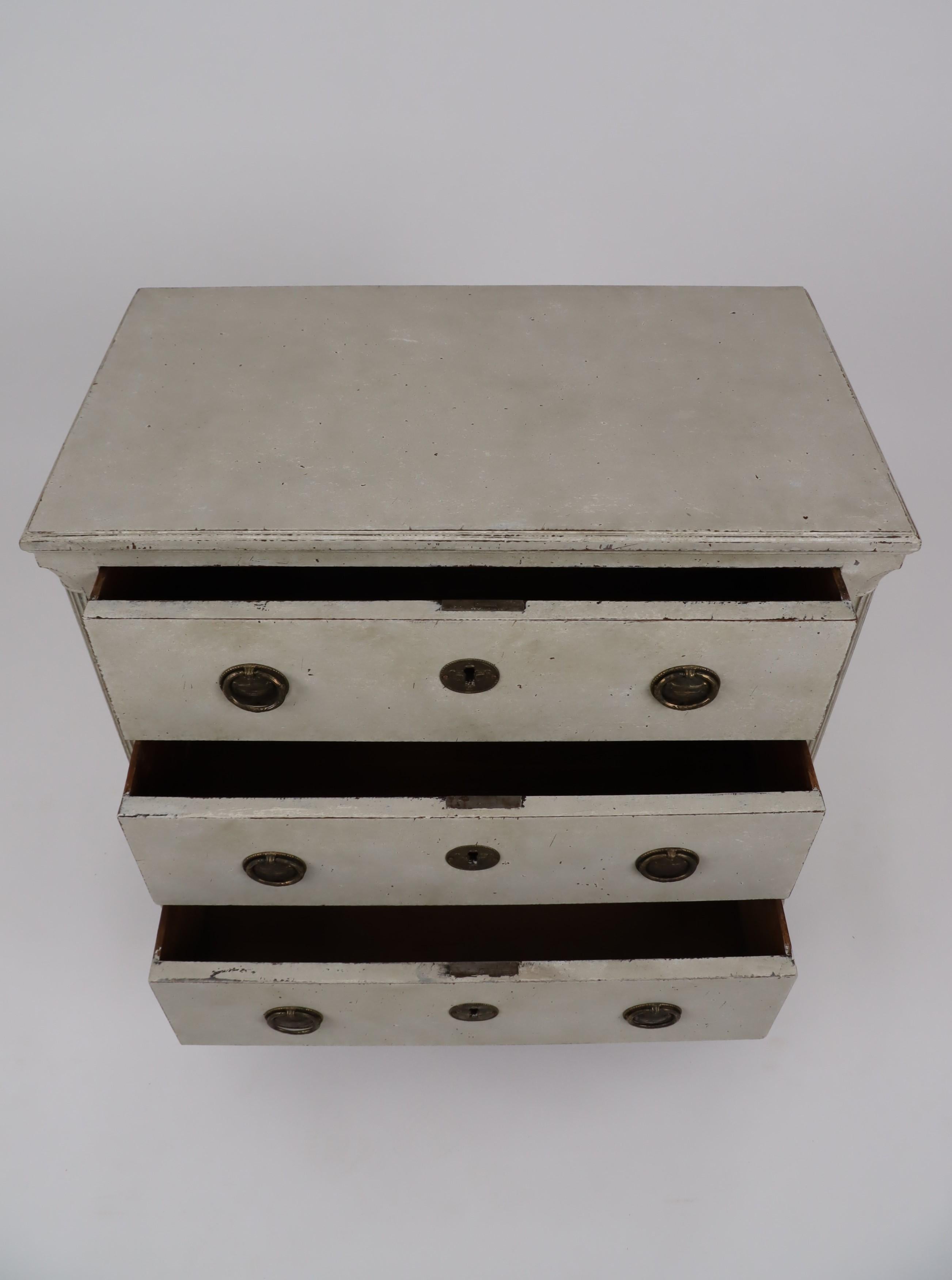 Swedish 1820s Gustavian Style Gray Painted Chest with Carved Semi-Columns For Sale 8